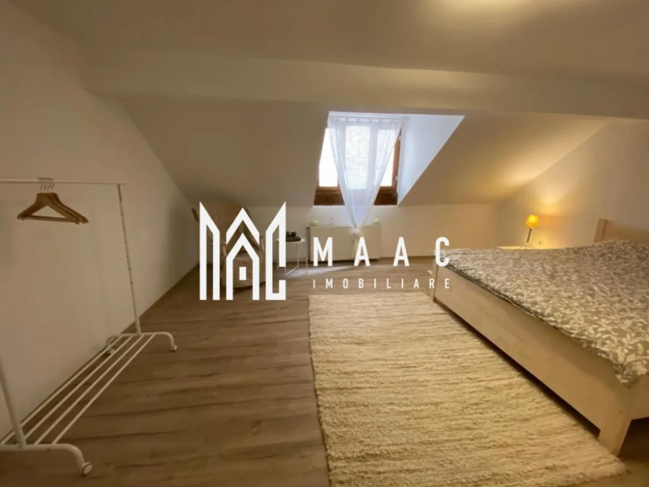 Apartament la casa I 3 camere I 82mpu I Orasul de Jos - Descriere: MAAC Imobiliare vă propune pentru închiriere un apartament la casă situat în Orașul de Jos, Sibiu. Compartimentat din: - Parter: Living spațios cu chicinetă și baie. - Mansardă: Zonă de relaxare, 2 dormitoare confortabile și baie. Scările interioare fac legătura între parter și mansardă. - Apartament mobilat și utilat, pregătit pentru închiriere pe termen mediu/lung. - Proprietarul nu acceptă animale de companie. - Apartamentul este spațios și oferă intimitate. - Situat într-o zonă mirifică, în apropierea punctelor de interes din Centrul Orașului. - Acces cu mașina până în fața proprietății, unde găsiți locuri de parcare gratuită. - Stații pentru transportul în comun în vecinătatea proprietății. Detalii suplimentare: - Valoarea chiriei inițiale plus garanția (în același cuantum) se achită odată cu semnarea contractului. Contactați-ne pentru a programa o vizionare și pentru a discuta detaliile acestei oferte imobiliare deosebite. Pentru mai multe informații specificați că ați văzut anunțul cu ID: CP2962825. }}
