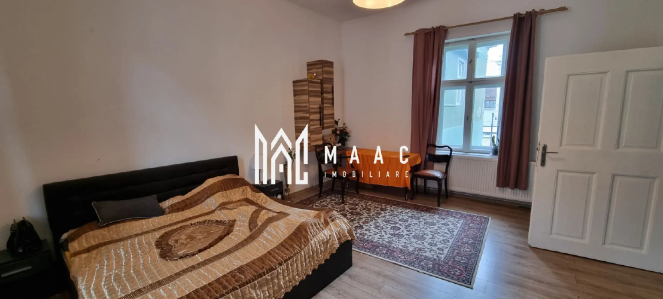 Apartament 3 camere I 83 mpu I Etaj 1 I Utracentral - MAAC Imobiliare propune spre achiziție un apartament generos, situat la etajul 1 al unei clădiri cu farmec istoric, în inima Sibiului, pe Strada Tipografilor. Cu o suprafață utilă de aproximativ 100 mp, locuința oferă un echilibru plăcut între spațiu, lumină și confort urban. Locuința este complet decomandată și cuprinde: - un living primitor, ideal pentru momente de relaxare; - două dormitoare luminoase, cu ferestre orientate spre străzile Tipografilor și Cetății; - bucătărie închisă, practică și bine delimitată; - baie cu geam, pentru ventilație naturală; - dressing și antreu spațios, care completează armonios funcționalitatea apartamentului. Priveliștea către străzile istorice adaugă un plus de farmec, iar lumina naturală pune în valoare detaliile arhitecturale ale clădirii. Imobilul beneficiază de: - structură solidă, cu placă de bază din beton; - o cameră amplasată deasupra unui pasaj, detaliu care conferă unicitate; - acoperiș în stare bună, fără infiltrații; - tâmplărie din lemn cu geamuri duble, păstrând eleganța originală. Încălzirea este asigurată de centrală pe gaz și calorifere, garantând confort termic pe tot parcursul anului. Acest apartament este baza unei locuințe premium, fiind pregătit pentru a deveni căminul ideal pentru cei care își doresc să trăiască în centrul istoric al orașului. Pentru mai multe detalii sau pentru a programa o vizionare, ne puteți contacta menționând ID CP2961537. }}