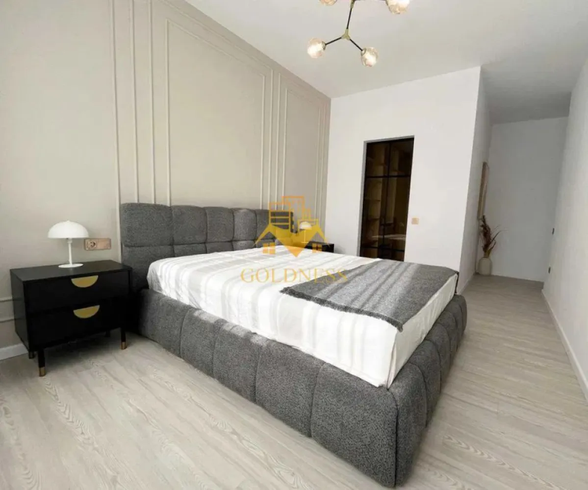 3 camere open space, Premium, Parcare, Zona Valea Garbaului, Floresti - GOLDNESS Imobiliare vă propune spre inchiriere un apartament cu 2 camere complet mobilat și utilat, la etajul 1 într-un imobil de 3 etaje, situat în Floresti, pe strada Valea Garbaului. Se află în apropierea stațiilor de transport în comun, magazine, restaurante, spații verzi, farmacii, etc. Dispune de loc de parcare subteran! Apartamentul este compartimentat astfel: - dormitor cu pat matrimonial, noptiere, dressing generos - camera cu birou, canapea, dressing spatios - living cu bucatarie open space complet utilată și mobilată, canapea extensibilă, loc de servit masa - baie cu dus walk-in, dulap pentru depozitare, masina de spalat haine Imobilul este dotat cu toate cele necesare- centrală proprie, frigider, plita, hotă, mașină de spălat haine si vase, etc. Dacă sunteți interesați de acest apartament și doriți să îl vizionați, dar și pentru alte oferte nu ezitați să ne contactați telefonic sau prin e-mail. Vă stăm la dispoziție! Pentru intermediere se percepe un comision de 50% din prețul chiriei! }}