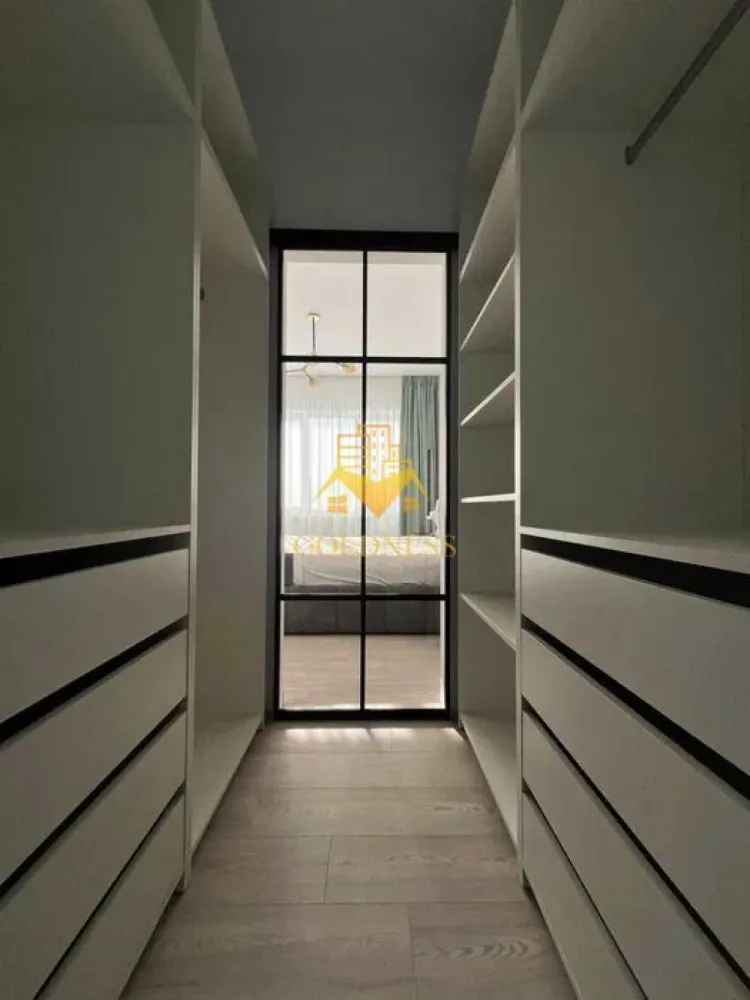 3 camere open space, Premium, Parcare, Zona Valea Garbaului, Floresti - GOLDNESS Imobiliare vă propune spre inchiriere un apartament cu 2 camere complet mobilat și utilat, la etajul 1 într-un imobil de 3 etaje, situat în Floresti, pe strada Valea Garbaului. Se află în apropierea stațiilor de transport în comun, magazine, restaurante, spații verzi, farmacii, etc. Dispune de loc de parcare subteran! Apartamentul este compartimentat astfel: - dormitor cu pat matrimonial, noptiere, dressing generos - camera cu birou, canapea, dressing spatios - living cu bucatarie open space complet utilată și mobilată, canapea extensibilă, loc de servit masa - baie cu dus walk-in, dulap pentru depozitare, masina de spalat haine Imobilul este dotat cu toate cele necesare- centrală proprie, frigider, plita, hotă, mașină de spălat haine si vase, etc. Dacă sunteți interesați de acest apartament și doriți să îl vizionați, dar și pentru alte oferte nu ezitați să ne contactați telefonic sau prin e-mail. Vă stăm la dispoziție! Pentru intermediere se percepe un comision de 50% din prețul chiriei! }}