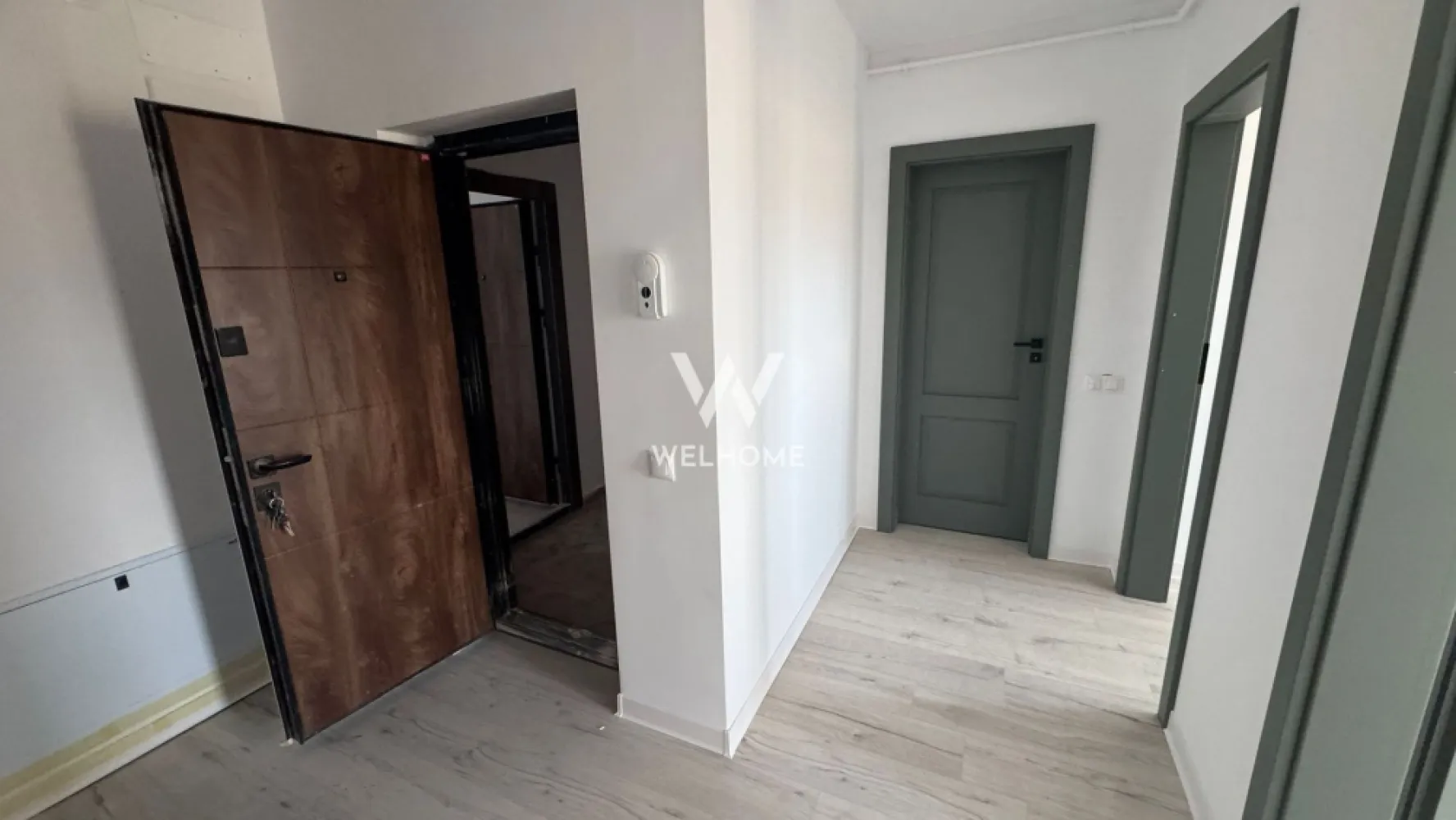 Apartament 2 camere, Intabulat - Prelungirea Doamna Stanca - Descoperă un apartament modern cu 2 camere, situat într-o zonă excelentă din Sibiu, pe strada Doamna Stanca, chiar în apropiere de Dedeman. Locația oferă acces rapid către principalele puncte de interes ale orașului, centre comerciale, supermarketuri, farmacii, stații de transport public și zone de servicii, fiind ideală atât pentru locuit, cât și pentru investiție. Imobilul face parte dintr-un bloc modern cu regim redus de înălțime P+3, ceea ce oferă mai multă liniște, intimitate și un număr redus de vecini. Construcția este realizată cu materiale de calitate, iar spațiile comune sunt amenajate complet, cu casa scării finisată și spații verzi amenajate în exterior. Apartamentul are o suprafață utilă de 57,85 mp și beneficiază de o compartimentare practică și bine gândită: hol de acces living luminos bucătărie închisă dormitor două băi logie Locuința se predă la interior complet finisată, la cheie, astfel încât noul proprietar se poate muta imediat fără investiții suplimentare. Finisajele includ: centrală termică proprie, încălzire în pardoseală pentru un confort termic sporit, pereți finisați cu lavabilă, șapă elicopterizată, geamuri termopan cu izolație eficientă, ușă de intrare, uși de interior, parchet SPC, gresie și faianță în băi, precum și prize și întrerupătoare montate. Exteriorul imobilului este finalizat complet: fațadă realizată modern, izolație termică eficientă, casa scării finisată și spații verzi amenajate pentru un ambient plăcut. În plus, în prețul apartamentului este inclus un loc de parcare, un avantaj important pentru confortul zilnic. Apartamentul este disponibil pentru predare imediată, fiind o alegere excelentă pentru cei care își doresc o locuință modernă într-o zonă în plină dezvoltare a orașului Sibiu. PRET: 136.000 Euro Detalii si vizionare 0740066818, Cristina }}