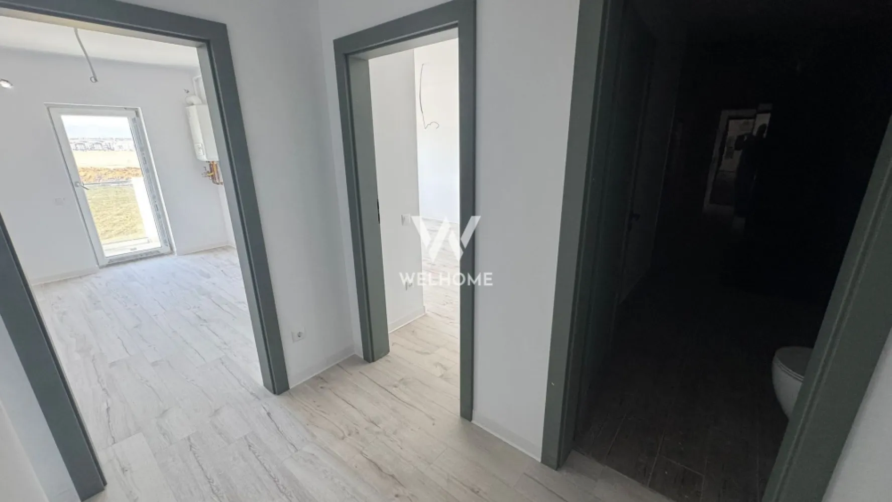 Apartament 2 camere, Intabulat - Prelungirea Doamna Stanca - Descoperă un apartament modern cu 2 camere, situat într-o zonă excelentă din Sibiu, pe strada Doamna Stanca, chiar în apropiere de Dedeman. Locația oferă acces rapid către principalele puncte de interes ale orașului, centre comerciale, supermarketuri, farmacii, stații de transport public și zone de servicii, fiind ideală atât pentru locuit, cât și pentru investiție. Imobilul face parte dintr-un bloc modern cu regim redus de înălțime P+3, ceea ce oferă mai multă liniște, intimitate și un număr redus de vecini. Construcția este realizată cu materiale de calitate, iar spațiile comune sunt amenajate complet, cu casa scării finisată și spații verzi amenajate în exterior. Apartamentul are o suprafață utilă de 57,85 mp și beneficiază de o compartimentare practică și bine gândită: hol de acces living luminos bucătărie închisă dormitor două băi logie Locuința se predă la interior complet finisată, la cheie, astfel încât noul proprietar se poate muta imediat fără investiții suplimentare. Finisajele includ: centrală termică proprie, încălzire în pardoseală pentru un confort termic sporit, pereți finisați cu lavabilă, șapă elicopterizată, geamuri termopan cu izolație eficientă, ușă de intrare, uși de interior, parchet SPC, gresie și faianță în băi, precum și prize și întrerupătoare montate. Exteriorul imobilului este finalizat complet: fațadă realizată modern, izolație termică eficientă, casa scării finisată și spații verzi amenajate pentru un ambient plăcut. În plus, în prețul apartamentului este inclus un loc de parcare, un avantaj important pentru confortul zilnic. Apartamentul este disponibil pentru predare imediată, fiind o alegere excelentă pentru cei care își doresc o locuință modernă într-o zonă în plină dezvoltare a orașului Sibiu. PRET: 136.000 Euro Detalii si vizionare 0740066818, Cristina }}