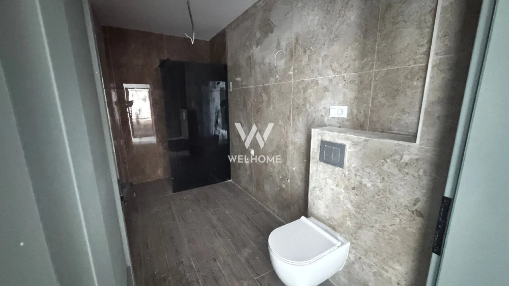 Apartament 2 camere, Intabulat - Prelungirea Doamna Stanca - Descoperă un apartament modern cu 2 camere, situat într-o zonă excelentă din Sibiu, pe strada Doamna Stanca, chiar în apropiere de Dedeman. Locația oferă acces rapid către principalele puncte de interes ale orașului, centre comerciale, supermarketuri, farmacii, stații de transport public și zone de servicii, fiind ideală atât pentru locuit, cât și pentru investiție. Imobilul face parte dintr-un bloc modern cu regim redus de înălțime P+3, ceea ce oferă mai multă liniște, intimitate și un număr redus de vecini. Construcția este realizată cu materiale de calitate, iar spațiile comune sunt amenajate complet, cu casa scării finisată și spații verzi amenajate în exterior. Apartamentul are o suprafață utilă de 57,85 mp și beneficiază de o compartimentare practică și bine gândită: hol de acces living luminos bucătărie închisă dormitor două băi logie Locuința se predă la interior complet finisată, la cheie, astfel încât noul proprietar se poate muta imediat fără investiții suplimentare. Finisajele includ: centrală termică proprie, încălzire în pardoseală pentru un confort termic sporit, pereți finisați cu lavabilă, șapă elicopterizată, geamuri termopan cu izolație eficientă, ușă de intrare, uși de interior, parchet SPC, gresie și faianță în băi, precum și prize și întrerupătoare montate. Exteriorul imobilului este finalizat complet: fațadă realizată modern, izolație termică eficientă, casa scării finisată și spații verzi amenajate pentru un ambient plăcut. În plus, în prețul apartamentului este inclus un loc de parcare, un avantaj important pentru confortul zilnic. Apartamentul este disponibil pentru predare imediată, fiind o alegere excelentă pentru cei care își doresc o locuință modernă într-o zonă în plină dezvoltare a orașului Sibiu. PRET: 136.000 Euro Detalii si vizionare 0740066818, Cristina }}