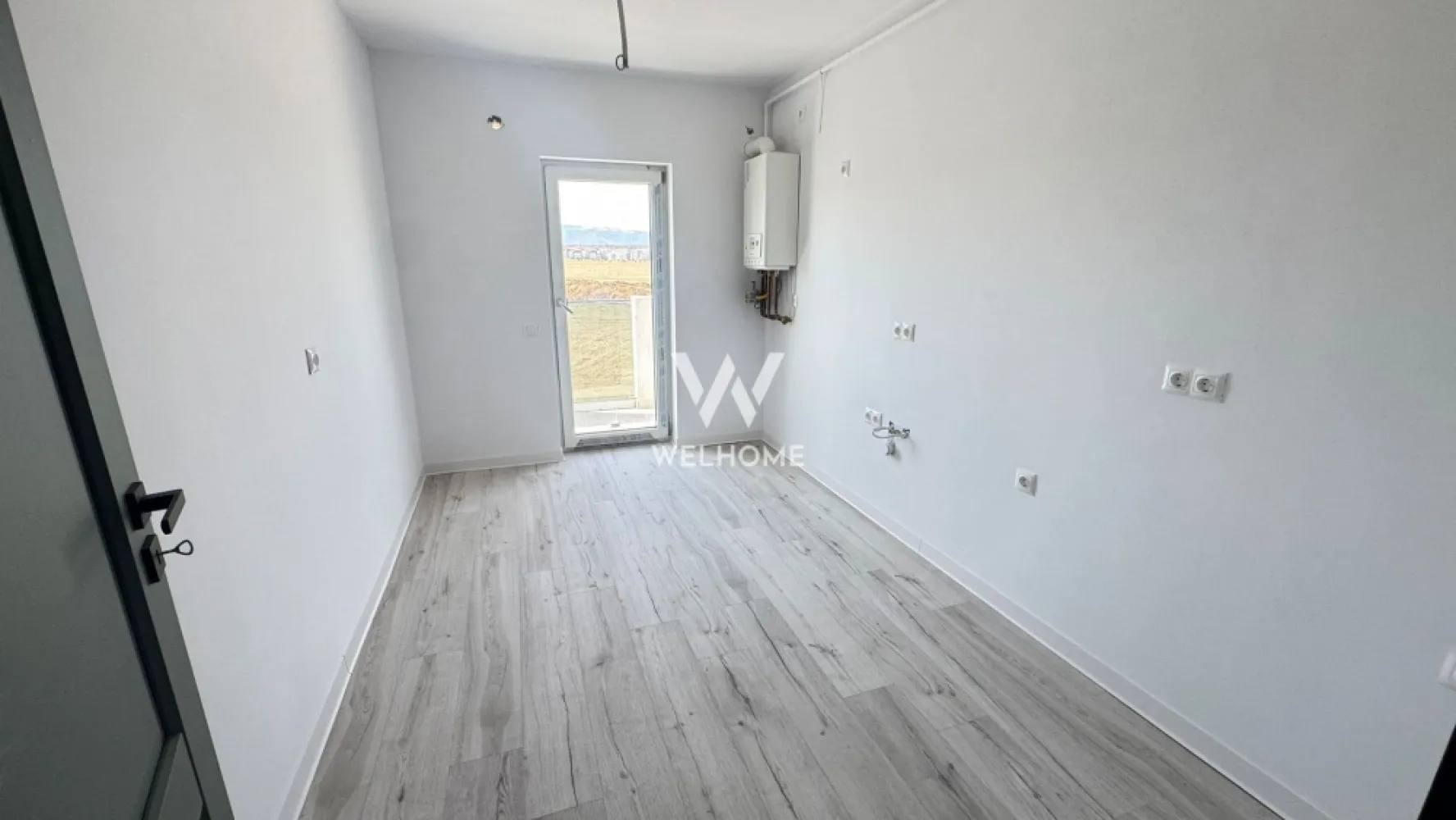 Apartament 2 camere, Intabulat - Prelungirea Doamna Stanca - Descoperă un apartament modern cu 2 camere, situat într-o zonă excelentă din Sibiu, pe strada Doamna Stanca, chiar în apropiere de Dedeman. Locația oferă acces rapid către principalele puncte de interes ale orașului, centre comerciale, supermarketuri, farmacii, stații de transport public și zone de servicii, fiind ideală atât pentru locuit, cât și pentru investiție. Imobilul face parte dintr-un bloc modern cu regim redus de înălțime P+3, ceea ce oferă mai multă liniște, intimitate și un număr redus de vecini. Construcția este realizată cu materiale de calitate, iar spațiile comune sunt amenajate complet, cu casa scării finisată și spații verzi amenajate în exterior. Apartamentul are o suprafață utilă de 57,85 mp și beneficiază de o compartimentare practică și bine gândită: hol de acces living luminos bucătărie închisă dormitor două băi logie Locuința se predă la interior complet finisată, la cheie, astfel încât noul proprietar se poate muta imediat fără investiții suplimentare. Finisajele includ: centrală termică proprie, încălzire în pardoseală pentru un confort termic sporit, pereți finisați cu lavabilă, șapă elicopterizată, geamuri termopan cu izolație eficientă, ușă de intrare, uși de interior, parchet SPC, gresie și faianță în băi, precum și prize și întrerupătoare montate. Exteriorul imobilului este finalizat complet: fațadă realizată modern, izolație termică eficientă, casa scării finisată și spații verzi amenajate pentru un ambient plăcut. În plus, în prețul apartamentului este inclus un loc de parcare, un avantaj important pentru confortul zilnic. Apartamentul este disponibil pentru predare imediată, fiind o alegere excelentă pentru cei care își doresc o locuință modernă într-o zonă în plină dezvoltare a orașului Sibiu. PRET: 136.000 Euro Detalii si vizionare 0740066818, Cristina }}