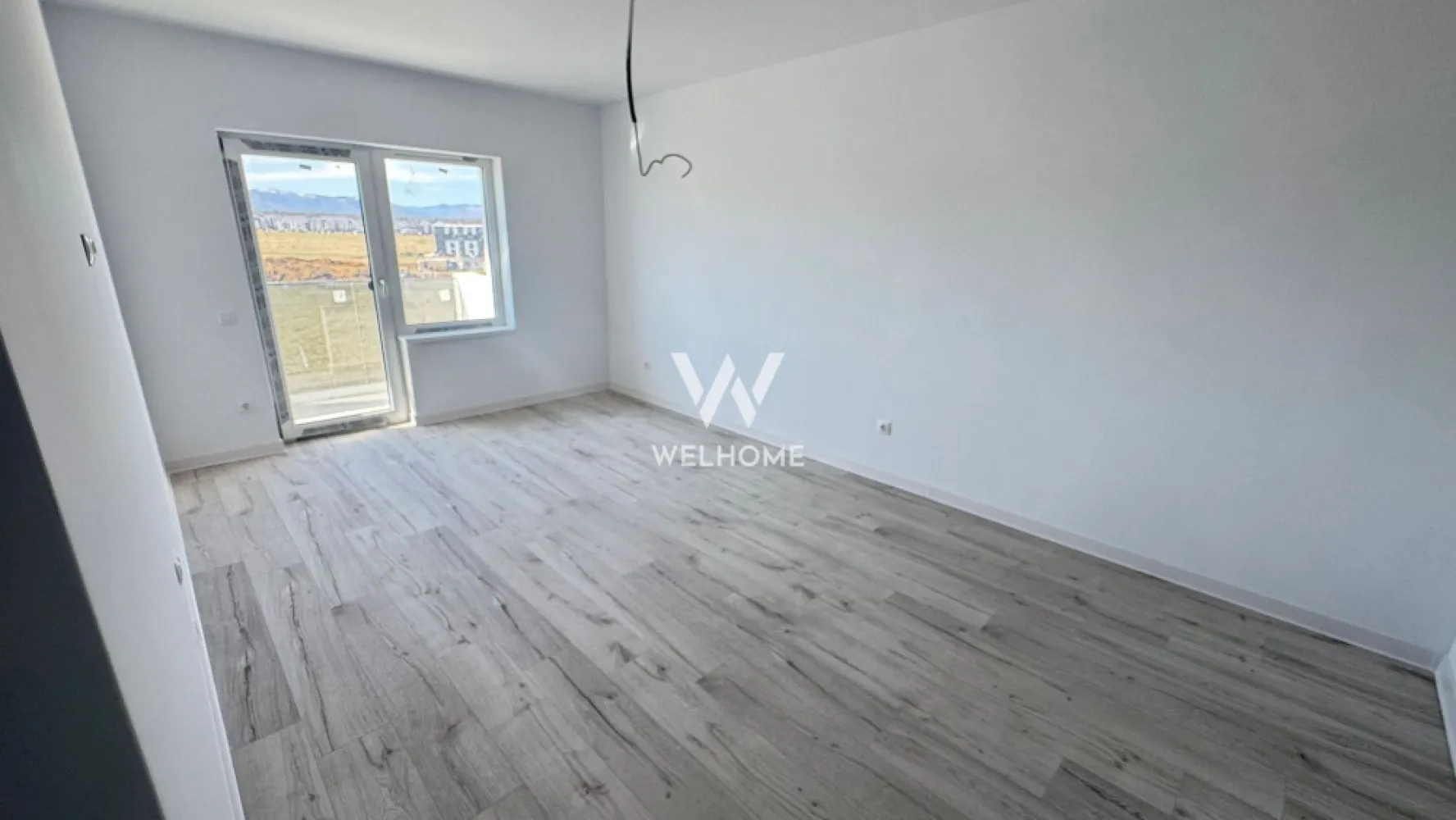 Apartament 2 camere, Intabulat - Prelungirea Doamna Stanca - Descoperă un apartament modern cu 2 camere, situat într-o zonă excelentă din Sibiu, pe strada Doamna Stanca, chiar în apropiere de Dedeman. Locația oferă acces rapid către principalele puncte de interes ale orașului, centre comerciale, supermarketuri, farmacii, stații de transport public și zone de servicii, fiind ideală atât pentru locuit, cât și pentru investiție. Imobilul face parte dintr-un bloc modern cu regim redus de înălțime P+3, ceea ce oferă mai multă liniște, intimitate și un număr redus de vecini. Construcția este realizată cu materiale de calitate, iar spațiile comune sunt amenajate complet, cu casa scării finisată și spații verzi amenajate în exterior. Apartamentul are o suprafață utilă de 57,85 mp și beneficiază de o compartimentare practică și bine gândită: hol de acces living luminos bucătărie închisă dormitor două băi logie Locuința se predă la interior complet finisată, la cheie, astfel încât noul proprietar se poate muta imediat fără investiții suplimentare. Finisajele includ: centrală termică proprie, încălzire în pardoseală pentru un confort termic sporit, pereți finisați cu lavabilă, șapă elicopterizată, geamuri termopan cu izolație eficientă, ușă de intrare, uși de interior, parchet SPC, gresie și faianță în băi, precum și prize și întrerupătoare montate. Exteriorul imobilului este finalizat complet: fațadă realizată modern, izolație termică eficientă, casa scării finisată și spații verzi amenajate pentru un ambient plăcut. În plus, în prețul apartamentului este inclus un loc de parcare, un avantaj important pentru confortul zilnic. Apartamentul este disponibil pentru predare imediată, fiind o alegere excelentă pentru cei care își doresc o locuință modernă într-o zonă în plină dezvoltare a orașului Sibiu. PRET: 136.000 Euro Detalii si vizionare 0740066818, Cristina }}