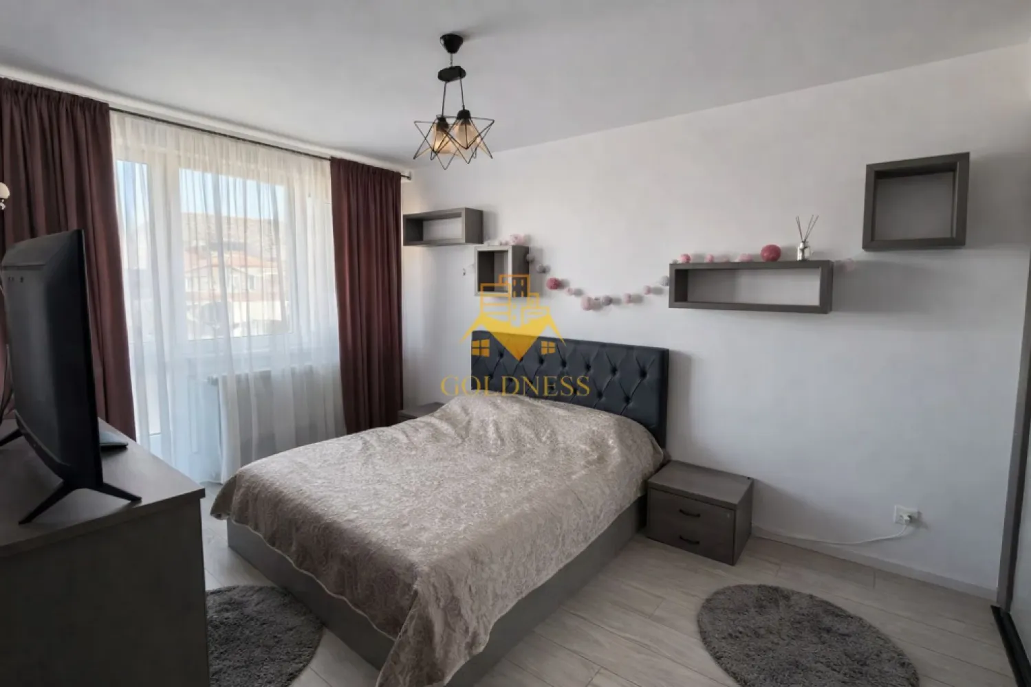 O camera, Zona Borhanci, Modern, Profi, Carrefour, Regina Maria. - GOLDNESS Imobiliare vă propune spre închiriere un apartament cu o camera complet mobilat și utilat, la etajul 2 într-un imobil de 4 etaje, în Cartierul Borhanci! Posibilitate de parcare in zona la liber! Se află în apropierea stațiilor de transport în comun, magazine, restaurante, spații verzi, farmacii, etc. Apartamentul este compartimentat astfel: - dormitor cu pat matrimonial, dressing, noptiere - bucatarie complet utilată și mobilată, loc de servit masa - baie cu dus walk-in, calorifer port prosop și dulap pentru depozitare. - balcon 4 mp. Imobilul este dotat cu toate cele necesare- centrală proprie, frigider, aragaz, hotă, mașină de spălat haine, etc. Dacă sunteți interesați de acest apartament și doriți să îl vizionați, dar și pentru alte oferte nu ezitați să ne contactați telefonic sau prin e-mail. Vă stăm la dispoziție! Pentru intermediere se percepe un comision de 50% din prețul chiriei! }}