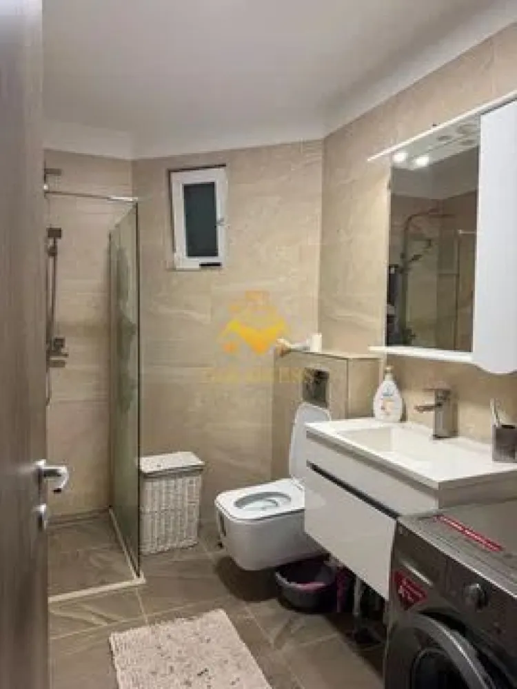 O camera, Zona Borhanci, Modern, Profi, Carrefour, Regina Maria. - GOLDNESS Imobiliare vă propune spre închiriere un apartament cu o camera complet mobilat și utilat, la etajul 2 într-un imobil de 4 etaje, în Cartierul Borhanci! Posibilitate de parcare in zona la liber! Se află în apropierea stațiilor de transport în comun, magazine, restaurante, spații verzi, farmacii, etc. Apartamentul este compartimentat astfel: - dormitor cu pat matrimonial, dressing, noptiere - bucatarie complet utilată și mobilată, loc de servit masa - baie cu dus walk-in, calorifer port prosop și dulap pentru depozitare. - balcon 4 mp. Imobilul este dotat cu toate cele necesare- centrală proprie, frigider, aragaz, hotă, mașină de spălat haine, etc. Dacă sunteți interesați de acest apartament și doriți să îl vizionați, dar și pentru alte oferte nu ezitați să ne contactați telefonic sau prin e-mail. Vă stăm la dispoziție! Pentru intermediere se percepe un comision de 50% din prețul chiriei! }}