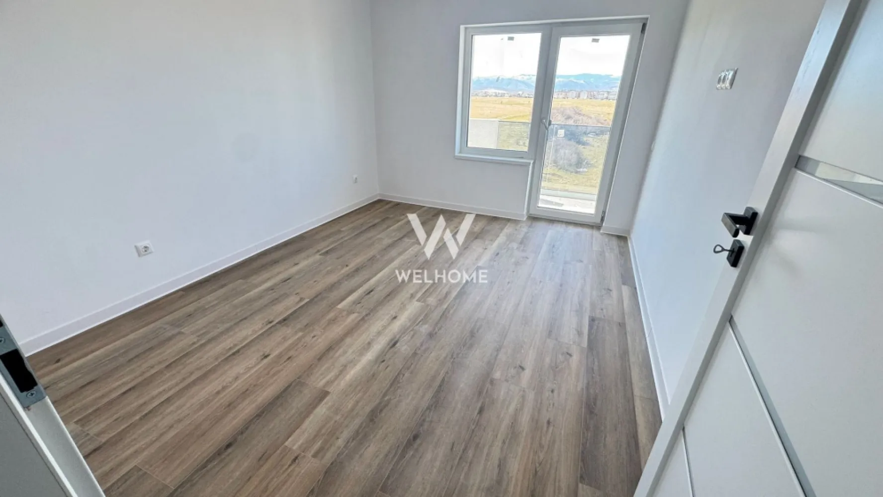 Apartament 3 camere, Prelungirea Doamna Stanca, Sibiu - Vă propunem spre vânzare un apartament modern cu 3 camere, situat într-o zonă foarte căutată din Sibiu, pe strada Doamna Stanca, chiar lângă Dedeman. Locația oferă acces rapid către centre comerciale, magazine, mijloace de transport și principalele puncte de interes ale orașului. Apartamentul este amplasat într-un imobil nou, cu regim de înălțime P+3, construit cu atenție la detalii și confortul locatarilor. Locuința are o suprafață utilă de 59,5 mp și este compartimentată practic astfel: hol de acces, living luminos cu bucătărie open-space, două dormitoare, baie și balcon – un spațiu ideal pentru relaxare. Predare la interior – LA CHEIE, cu finisaje moderne: centrală termică proprie încălzire în pardoseală pereți finisați cu lavabilă șapă elicopterizată ușă de intrare montată geamuri termopan parchet SPC uși interioare baie complet finisată cu gresie și faianță paravan de duș instalat Predare la exterior – LA CHEIE: casa scării complet finisată izolație exterioară fațadă modernă finalizată amenajări exterioare și spații verzi În prețul apartamentului este inclus 1 loc de parcare. Predare imediată, locuința fiind pregătită pentru mutare fără investiții suplimentare. PRET: 140.000 Euro La cheie Detalii si vizionare: 0740066818, Cristina }}
