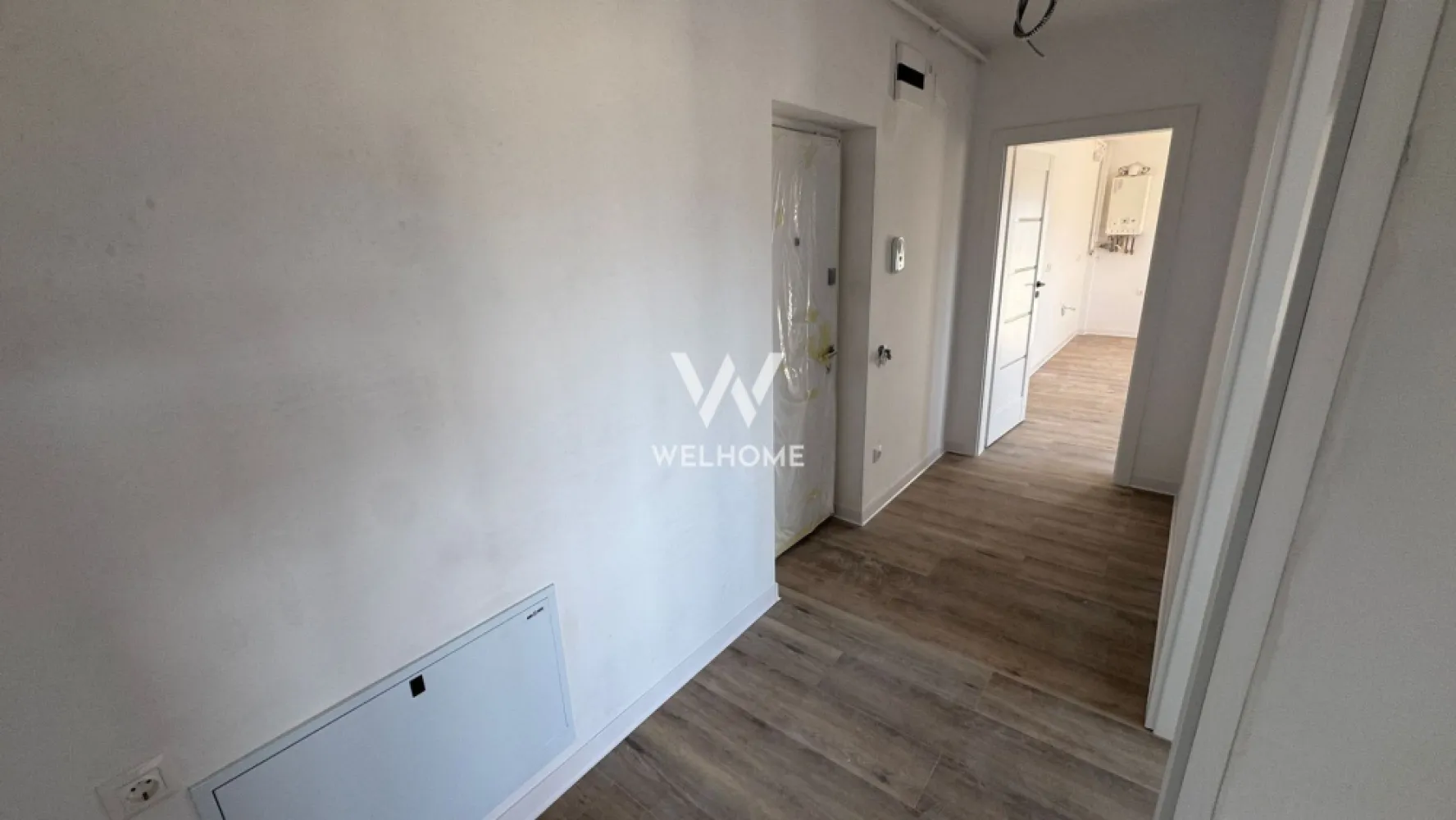 Apartament 3 camere, Prelungirea Doamna Stanca, Sibiu - Vă propunem spre vânzare un apartament modern cu 3 camere, situat într-o zonă foarte căutată din Sibiu, pe strada Doamna Stanca, chiar lângă Dedeman. Locația oferă acces rapid către centre comerciale, magazine, mijloace de transport și principalele puncte de interes ale orașului. Apartamentul este amplasat într-un imobil nou, cu regim de înălțime P+3, construit cu atenție la detalii și confortul locatarilor. Locuința are o suprafață utilă de 59,5 mp și este compartimentată practic astfel: hol de acces, living luminos cu bucătărie open-space, două dormitoare, baie și balcon – un spațiu ideal pentru relaxare. Predare la interior – LA CHEIE, cu finisaje moderne: centrală termică proprie încălzire în pardoseală pereți finisați cu lavabilă șapă elicopterizată ușă de intrare montată geamuri termopan parchet SPC uși interioare baie complet finisată cu gresie și faianță paravan de duș instalat Predare la exterior – LA CHEIE: casa scării complet finisată izolație exterioară fațadă modernă finalizată amenajări exterioare și spații verzi În prețul apartamentului este inclus 1 loc de parcare. Predare imediată, locuința fiind pregătită pentru mutare fără investiții suplimentare. PRET: 140.000 Euro La cheie Detalii si vizionare: 0740066818, Cristina }}