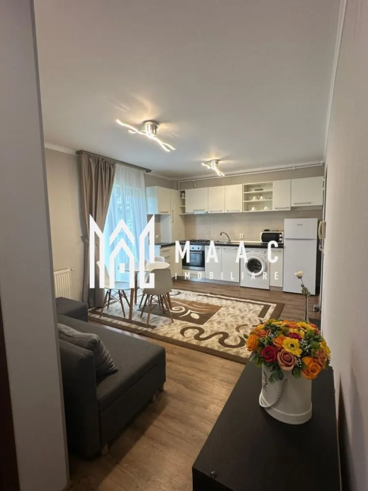 Apartament 2 camere | 48 MPU | Balcon | Gusterita - MAAC Imobiliare vă propune spre închiriere un apartament cu 2 camere situat în zona Gușterița din Sibiu, o zonă liniștită și bine conectată la punctele de interes ale orașului. Locuința are o suprafață utilă de 48 mp și beneficiază de o compartimentare practică, potrivită pentru un stil de viață confortabil. Apartamentul este amplasat într-o zonă cu acces rapid către transportul public, stația de autobuz nr. 10 fiind la aproximativ 2 minute de mers pe jos, iar centrul comercial Mall se află la aproximativ 10 minute. Compartimentare: -dormitor confortabil -bucătărie separată -baie -hol Dotări și beneficii: -mobilat și utilat -centrală termică proprie -geamuri termopan -mașină de spălat -frigider -aragaz -balcon mare -pivniță pentru depozitare Apartamentul se predă complet mobilat și utilat, fiind pregătit pentru mutare începând cu data de 1 aprilie. Se percepe o garanție în cuantumul unei chirii lunare. Nu se acceptă animale de companie și fumători. Pentru mai multe detalii sau pentru programarea unei vizionări, vă rugăm să menționați la telefon numărul CP2963658. }}