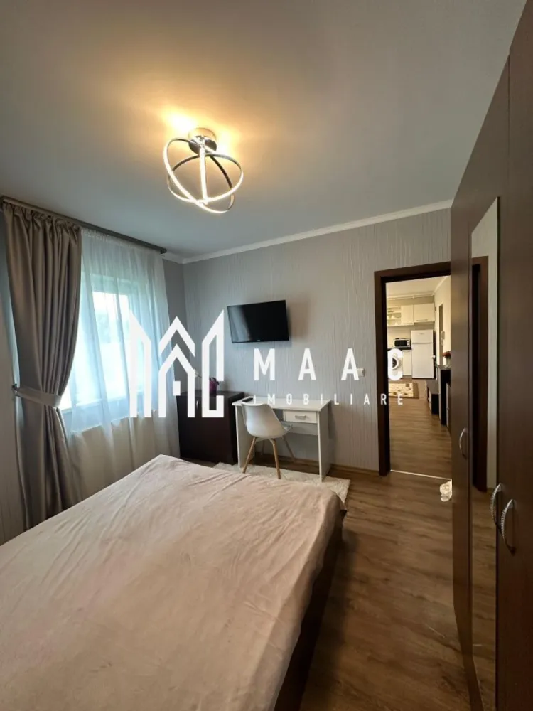 Apartament 2 camere | 48 MPU | Balcon | Gusterita - MAAC Imobiliare vă propune spre închiriere un apartament cu 2 camere situat în zona Gușterița din Sibiu, o zonă liniștită și bine conectată la punctele de interes ale orașului. Locuința are o suprafață utilă de 48 mp și beneficiază de o compartimentare practică, potrivită pentru un stil de viață confortabil. Apartamentul este amplasat într-o zonă cu acces rapid către transportul public, stația de autobuz nr. 10 fiind la aproximativ 2 minute de mers pe jos, iar centrul comercial Mall se află la aproximativ 10 minute. Compartimentare: -dormitor confortabil -bucătărie separată -baie -hol Dotări și beneficii: -mobilat și utilat -centrală termică proprie -geamuri termopan -mașină de spălat -frigider -aragaz -balcon mare -pivniță pentru depozitare Apartamentul se predă complet mobilat și utilat, fiind pregătit pentru mutare începând cu data de 1 aprilie. Se percepe o garanție în cuantumul unei chirii lunare. Nu se acceptă animale de companie și fumători. Pentru mai multe detalii sau pentru programarea unei vizionări, vă rugăm să menționați la telefon numărul CP2963658. }}