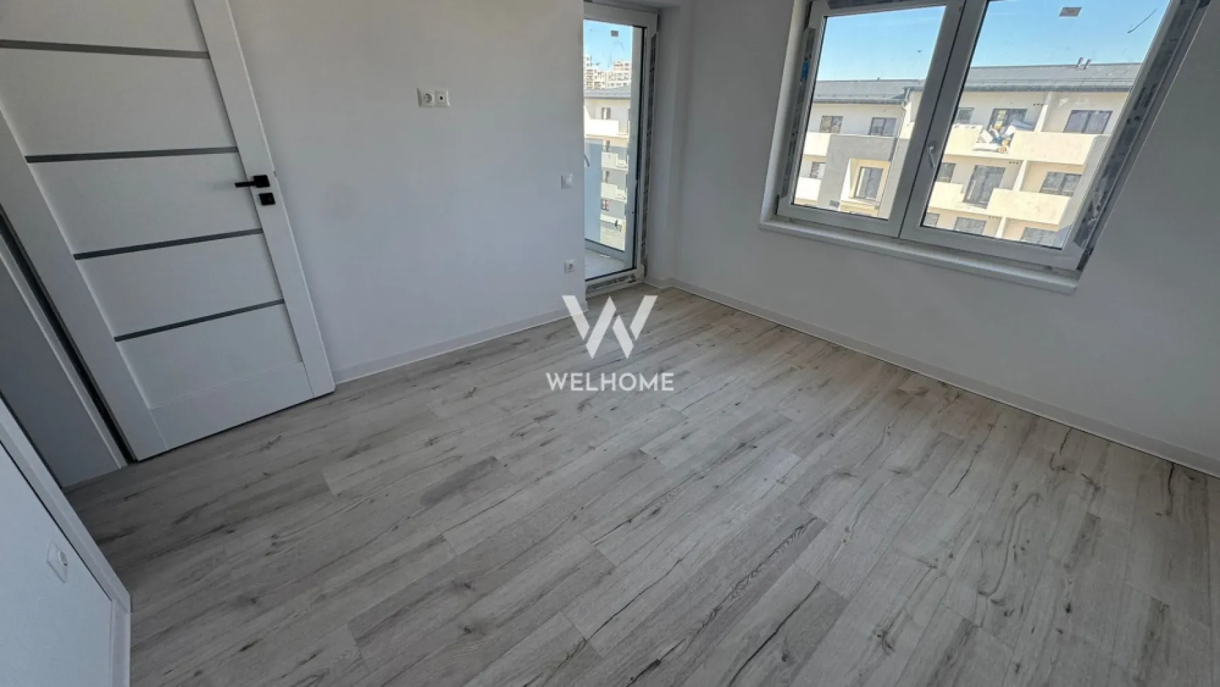 Apartament 2 camere, Prelungirea Doamna Stanca, Sibiu - Vă propunem spre vânzare un apartament cu 2 camere situat într-o zonă foarte căutată din Sibiu, în Doamna Stanca, chiar în apropiere de magazinul Dedeman. Locația oferă acces rapid către centre comerciale, supermarketuri, farmacii, restaurante, mijloace de transport și principalele artere ale orașului, fiind ideală atât pentru locuit, cât și pentru investiție. Apartamentul este amplasat într-un bloc modern cu regim de înălțime P+3, proiectat pentru confort și eficiență, cu spații verzi amenajate și zone comune realizate la standarde moderne. Caracteristici principale Suprafață utilă: 53,65 mp Logie: 6,6 mp Compartimentare practică: hol de acces living luminos cu bucătărie open-space dormitor spațios baie 1 loc de parcare inclus în preț Stadiu de predare – interior LA CHEIE Apartamentul se predă complet finisat, pregătit pentru mutare: centrală termică proprie încălzire în pardoseală pentru un confort termic superior pereți finisați cu vopsea lavabilă șapă elicopterizată parchet SPC rezistent la uzură și umiditate plăci ceramice moderne (faianță și gresie) în baie uși de interior montate geamuri termopan cu profil PVC pentru izolare termică și fonică ușă la intrare instalații electrice complete – prize, întrerupătoare, pregătite pentru electrocasnice Stadiu de predare – exterior LA CHEIE casa scării complet finisată izolație exterioară de calitate pentru eficiență energetică fațadă modernă finalizată spații verzi amenajate în jurul imobilului Avantajele zonei : Zona Doamna Stanca este una dintre cele mai dinamice zone rezidențiale din Sibiu, aflată în continuă dezvoltare. În apropiere se găsesc: centre comerciale (Shopping City Sibiu, supermarketuri) magazine de bricolaj și retail farmacii, clinici și servicii restaurante și cafenele acces facil către autostradă și zona industrială vest mijloace de transport în comun Predare: Imediat Acest apartament reprezintă o oportunitate excelentă pentru cei care își doresc o locuință modernă într-o zonă cu potențial ridicat de dezvoltare sau pentru investitori interesați de închiriere. PRET: 126.000 Euro Detalii si vizionare: tel. 0740066818, Cristina }}