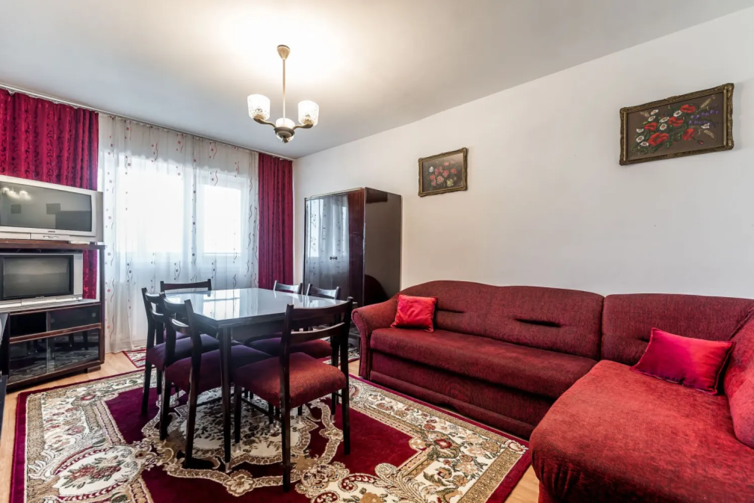 Apartament cu 3 camere în Podgoria Arad, vedere frumoasă, 2 balcoane - Apartament listat pentru prima dată la vânzare, situat în Podgoria Arad, una dintre cele mai căutate zone ale orașului – considerată punctul 0 al Aradului și cel mai important nod rutier și pietonal. Locuința este amplasată la etajul 8 din 10, într-un bloc cu lift, oferind priveliște frumoasă către oraș, fiind ferită de agitația străzii. Apartamentul este potrivit pentru o familie cu copil care își dorește să locuiască ultracentral, aproape de școli, transport public, magazine și zonele de interes ale orașului. Compartimentare: Apartament decomandat complet. 3 camere, bucătărie, baie cu geam, 2 balcoane,spatii de depozitare ✔ Poziție excelentă în Podgoria ✔ Etaj superior cu priveliște deschisă ✔ Bloc cu lift ✔ 2 balcoane ✔ Baie cu geam pentru aerisire naturală ✔ Preț atractiv pentru această zonă 📞 Pentru detalii și programare vizionare: Andrei Caracioni Telefon: 0757 662 907 Cod proprietate: CP2948668 }}