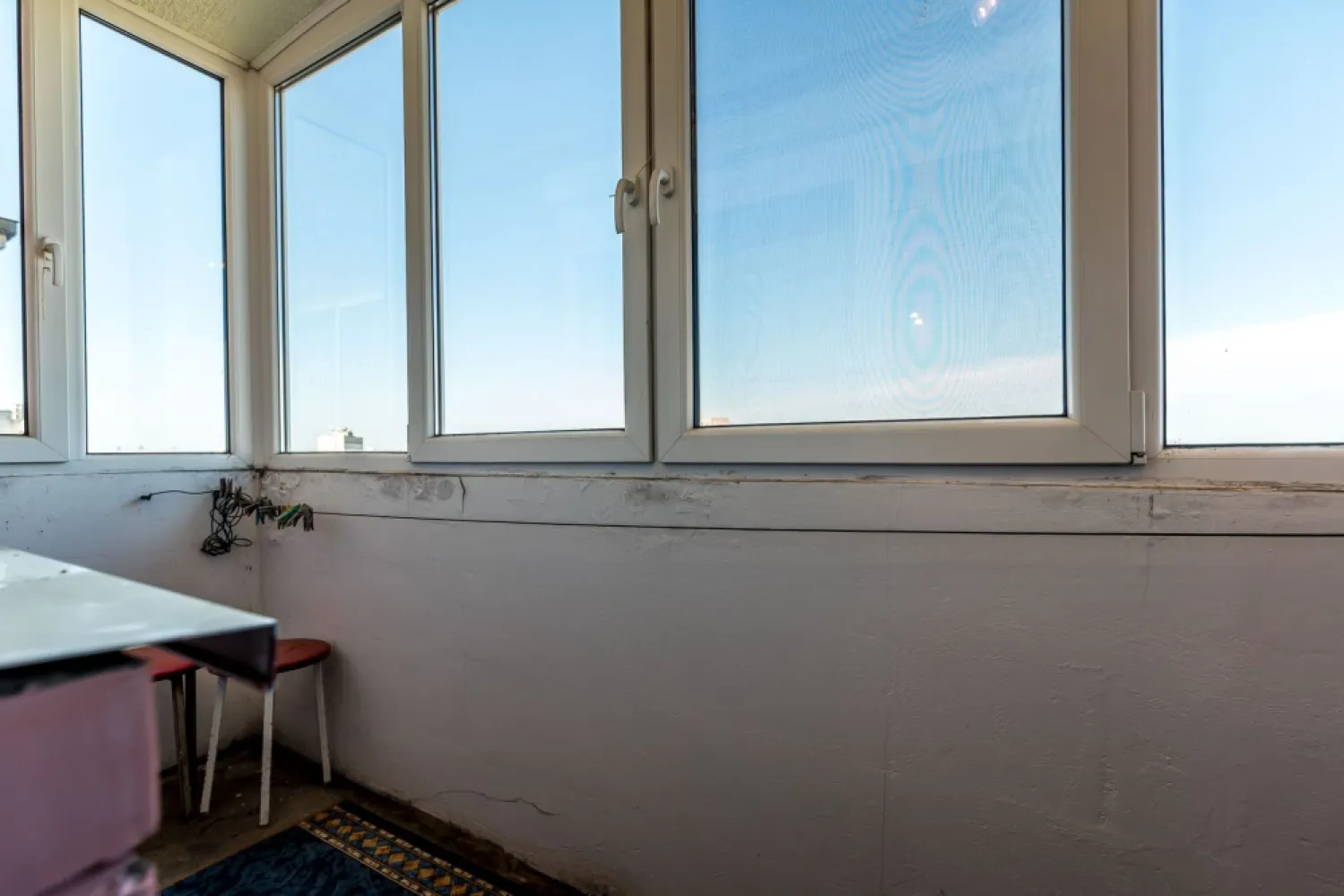 Apartament cu 3 camere în Podgoria Arad, vedere frumoasă, 2 balcoane - Apartament listat pentru prima dată la vânzare, situat în Podgoria Arad, una dintre cele mai căutate zone ale orașului – considerată punctul 0 al Aradului și cel mai important nod rutier și pietonal. Locuința este amplasată la etajul 8 din 10, într-un bloc cu lift, oferind priveliște frumoasă către oraș, fiind ferită de agitația străzii. Apartamentul este potrivit pentru o familie cu copil care își dorește să locuiască ultracentral, aproape de școli, transport public, magazine și zonele de interes ale orașului. Compartimentare: Apartament decomandat complet. 3 camere, bucătărie, baie cu geam, 2 balcoane,spatii de depozitare ✔ Poziție excelentă în Podgoria ✔ Etaj superior cu priveliște deschisă ✔ Bloc cu lift ✔ 2 balcoane ✔ Baie cu geam pentru aerisire naturală ✔ Preț atractiv pentru această zonă 📞 Pentru detalii și programare vizionare: Andrei Caracioni Telefon: 0757 662 907 Cod proprietate: CP2948668 }}