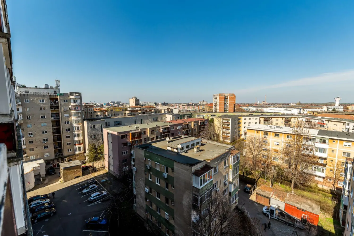 Apartament cu 3 camere în Podgoria Arad, vedere frumoasă, 2 balcoane - Apartament listat pentru prima dată la vânzare, situat în Podgoria Arad, una dintre cele mai căutate zone ale orașului – considerată punctul 0 al Aradului și cel mai important nod rutier și pietonal. Locuința este amplasată la etajul 8 din 10, într-un bloc cu lift, oferind priveliște frumoasă către oraș, fiind ferită de agitația străzii. Apartamentul este potrivit pentru o familie cu copil care își dorește să locuiască ultracentral, aproape de școli, transport public, magazine și zonele de interes ale orașului. Compartimentare: Apartament decomandat complet. 3 camere, bucătărie, baie cu geam, 2 balcoane,spatii de depozitare ✔ Poziție excelentă în Podgoria ✔ Etaj superior cu priveliște deschisă ✔ Bloc cu lift ✔ 2 balcoane ✔ Baie cu geam pentru aerisire naturală ✔ Preț atractiv pentru această zonă 📞 Pentru detalii și programare vizionare: Andrei Caracioni Telefon: 0757 662 907 Cod proprietate: CP2948668 }}