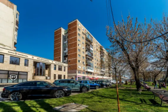 Apartament cu 3 camere în Podgoria Arad, vedere frumoasă, 2 balcoane