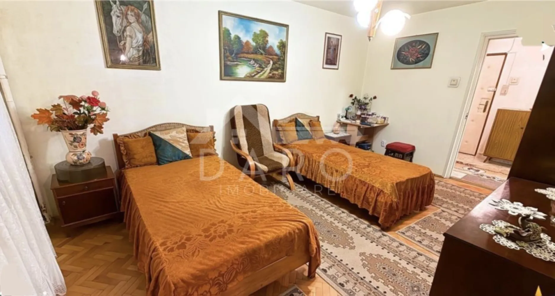 🏡 Apartament de vânzare – 2 camere | Dâmbu Pietros - 🏡 Apartament de vânzare – 2 camere | Dâmbu Pietros | Str. Ion Buteanu | 85.500 € Se oferă spre vânzare apartament cu 2 camere, confort 1, situat în cartierul Dâmbu Pietros, pe strada Ion Buteanu, într-o zonă liniștită, aproape de magazine și piață. 💰 Preț: 85.500 € (ușor negociabil) 📐 Suprafață: 54 mp 🌿 Balcon mare: 8 mp 🏢 Etaj: 4 ✔ apartament luminos ✔ se vinde complet mobilat și utilat Compartimentare: ✔ living ✔ dormitor ✔ bucătărie ✔ baie ✔ hol ✔ balcon mare – 8 mp Dotări și utilități: ✔ centrală termică proprie ✔ parchet din lemn masiv ✔ geamuri termopan ✔ balcon închis cu termopan ✔ apartament mobilat și utilat Avantaje: 📍 cartier Dâmbu Pietros – zonă bine dezvoltată 📍 aproape de magazine și piață 📍 stații de autobuz în apropiere 📍 ideal pentru locuință sau investiție 💎 O oportunitate pentru cei care caută un apartament spațios, cu balcon mare, într-o zonă foarte bună. 🤝 Proprietate promovată prin DARO Imobiliare 💳 Pentru achiziție, prin Kiwi Finance beneficiezi de: ✔ analiză GRATUITĂ a eligibilității ✔ acces la oferte de la peste 12 bănci ✔ negocierea dobânzii în favoarea ta ✔ suport complet până la semnarea contractului 📞 Detalii și vizionări: Coman Maria – DARO Imobiliare & Kiwi Finance 📱 0749 535 729 🔑 DARO Imobiliare – găsim proprietatea potrivită. 💳 Kiwi Finance – obținem creditul pentru a o cumpăra. }}