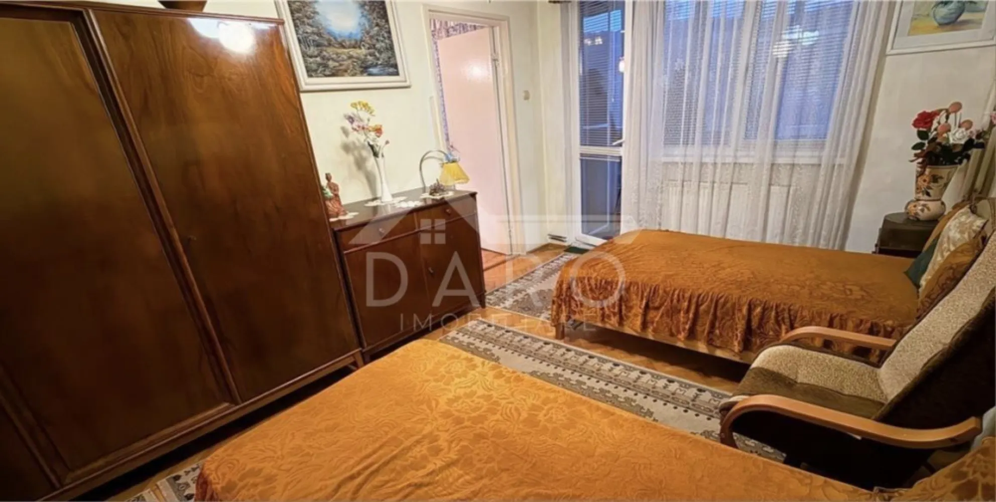 🏡 Apartament de vânzare – 2 camere | Dâmbu Pietros - 🏡 Apartament de vânzare – 2 camere | Dâmbu Pietros | Str. Ion Buteanu | 85.500 € Se oferă spre vânzare apartament cu 2 camere, confort 1, situat în cartierul Dâmbu Pietros, pe strada Ion Buteanu, într-o zonă liniștită, aproape de magazine și piață. 💰 Preț: 85.500 € (ușor negociabil) 📐 Suprafață: 54 mp 🌿 Balcon mare: 8 mp 🏢 Etaj: 4 ✔ apartament luminos ✔ se vinde complet mobilat și utilat Compartimentare: ✔ living ✔ dormitor ✔ bucătărie ✔ baie ✔ hol ✔ balcon mare – 8 mp Dotări și utilități: ✔ centrală termică proprie ✔ parchet din lemn masiv ✔ geamuri termopan ✔ balcon închis cu termopan ✔ apartament mobilat și utilat Avantaje: 📍 cartier Dâmbu Pietros – zonă bine dezvoltată 📍 aproape de magazine și piață 📍 stații de autobuz în apropiere 📍 ideal pentru locuință sau investiție 💎 O oportunitate pentru cei care caută un apartament spațios, cu balcon mare, într-o zonă foarte bună. 🤝 Proprietate promovată prin DARO Imobiliare 💳 Pentru achiziție, prin Kiwi Finance beneficiezi de: ✔ analiză GRATUITĂ a eligibilității ✔ acces la oferte de la peste 12 bănci ✔ negocierea dobânzii în favoarea ta ✔ suport complet până la semnarea contractului 📞 Detalii și vizionări: Coman Maria – DARO Imobiliare & Kiwi Finance 📱 0749 535 729 🔑 DARO Imobiliare – găsim proprietatea potrivită. 💳 Kiwi Finance – obținem creditul pentru a o cumpăra. }}