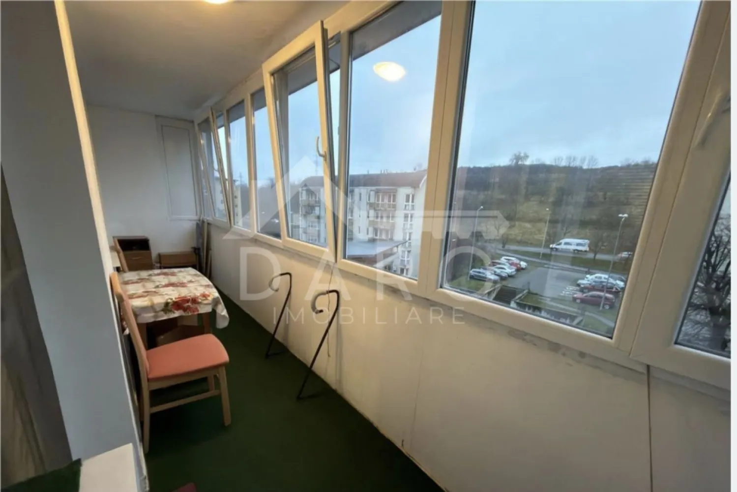 🏡 Apartament de vânzare – 2 camere | Dâmbu Pietros - 🏡 Apartament de vânzare – 2 camere | Dâmbu Pietros | Str. Ion Buteanu | 85.500 € Se oferă spre vânzare apartament cu 2 camere, confort 1, situat în cartierul Dâmbu Pietros, pe strada Ion Buteanu, într-o zonă liniștită, aproape de magazine și piață. 💰 Preț: 85.500 € (ușor negociabil) 📐 Suprafață: 54 mp 🌿 Balcon mare: 8 mp 🏢 Etaj: 4 ✔ apartament luminos ✔ se vinde complet mobilat și utilat Compartimentare: ✔ living ✔ dormitor ✔ bucătărie ✔ baie ✔ hol ✔ balcon mare – 8 mp Dotări și utilități: ✔ centrală termică proprie ✔ parchet din lemn masiv ✔ geamuri termopan ✔ balcon închis cu termopan ✔ apartament mobilat și utilat Avantaje: 📍 cartier Dâmbu Pietros – zonă bine dezvoltată 📍 aproape de magazine și piață 📍 stații de autobuz în apropiere 📍 ideal pentru locuință sau investiție 💎 O oportunitate pentru cei care caută un apartament spațios, cu balcon mare, într-o zonă foarte bună. 🤝 Proprietate promovată prin DARO Imobiliare 💳 Pentru achiziție, prin Kiwi Finance beneficiezi de: ✔ analiză GRATUITĂ a eligibilității ✔ acces la oferte de la peste 12 bănci ✔ negocierea dobânzii în favoarea ta ✔ suport complet până la semnarea contractului 📞 Detalii și vizionări: Coman Maria – DARO Imobiliare & Kiwi Finance 📱 0749 535 729 🔑 DARO Imobiliare – găsim proprietatea potrivită. 💳 Kiwi Finance – obținem creditul pentru a o cumpăra. }}