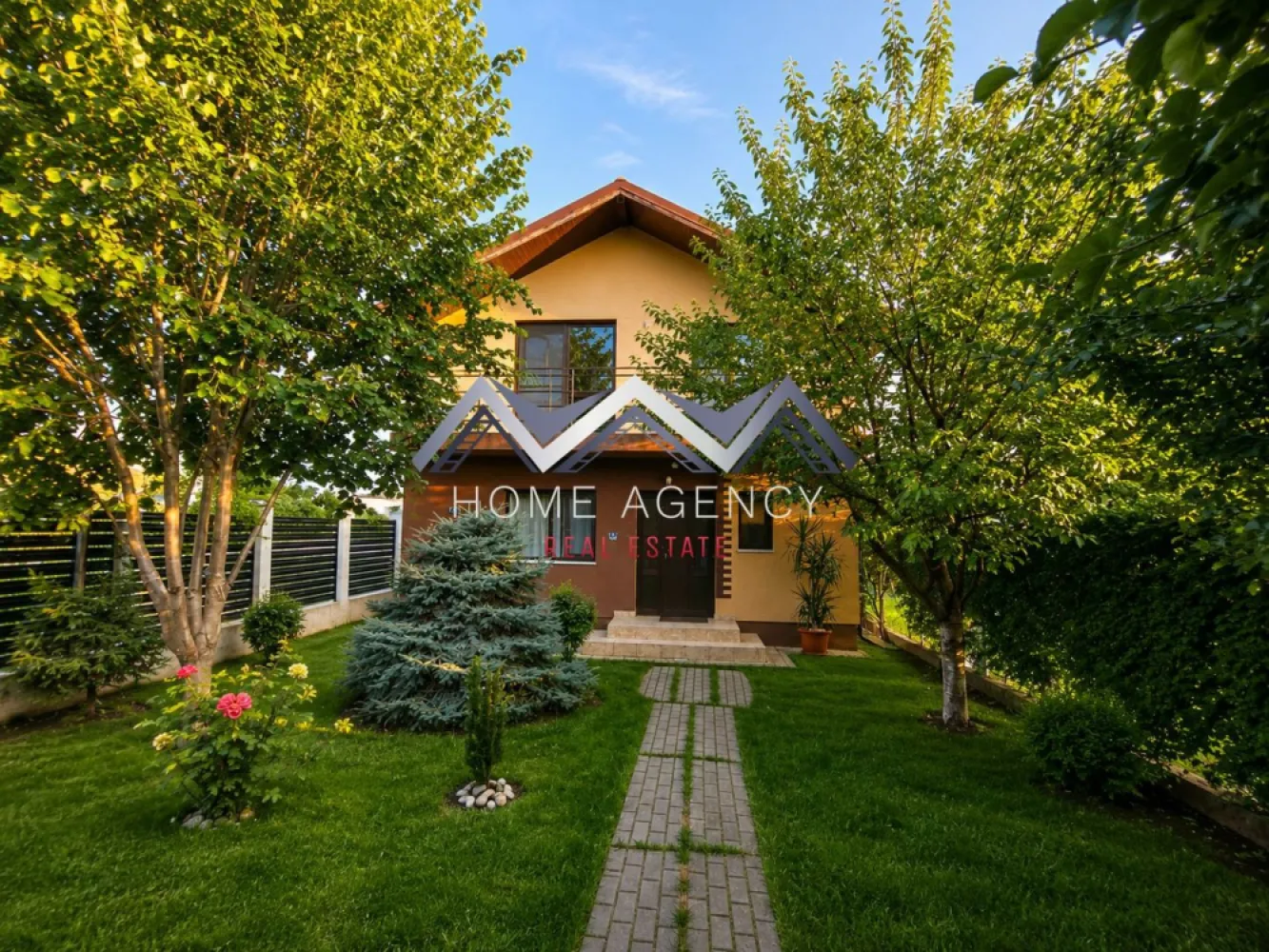 Casă individuală Tunari | 4 camere | Dormitor la parter | Teren 400 mp - Vă propunem, spre vânzare, o casă individuală P+1, situată într-o zonă liniștită și apreciată din Tunari, cu acces facil către Pipera, Otopeni și Nordul Bucureștiului. Construită în anul 2014 de actualii proprietari pentru uz personal, locuința se remarcă prin calitatea execuției, compartimentarea practică și atmosfera primitoare, fiind alegerea ideală pentru o familie care își dorește confort și intimitate.

Proprietatea este amplasată pe un teren de 400 mp și dispune de o suprafață construită de 134 mp. Casa se vinde parțial mobilată, oferind viitorilor proprietari posibilitatea de a-și amenaja locuința după propriul stil.

Parterul este conceput pentru viața de zi cu zi și oferă un living generos, deschis către bucătăria open-space, creând un spațiu luminos pentru întreaga familie. Șemineul funcțional adaugă un plus de confort și creează o atmosferă deosebită în sezonul rece, iar accesul direct către terasa acoperită extinde în mod natural zona de relaxare către exterior. Tot la parter se află un dormitor, extrem de util pentru oaspeți, persoane în vârstă sau pentru amenajarea unui birou, precum și o baie complet utilată cu cabină de duș.

Etajul este destinat odihnei și este compartimentat astfel încât să ofere intimitate fiecărui membru al familiei. Dormitorul matrimonial beneficiază de acces direct către balcon și de baie proprie (cu cadă), iar cel de-al doilea dormitor dispune de dressing și grup sanitar propriu. 

Curtea de 400 mp oferă suficient spațiu pentru amenajarea unei grădini, a unei zone de joacă sau a unui loc de relaxare. Proprietatea este completată de o magazie pentru depozitare și o pivniță, spații extrem de utile pentru organizarea eficientă a gospodăriei.

Prin construcția realizată cu materiale de calitate, compartimentarea bine gândită și amplasarea într-o zonă în continuă dezvoltare, această proprietate reprezintă o oportunitate excelentă pentru cei care caută o casă individuală în Tunari. Dormitorul amplasat la parter, cele trei băi, șemineul funcțional, terasa acoperită și anexele existente sunt detalii care contribuie la confortul și funcționalitatea locuinței, transformând-o într-un cămin pregătit să fie locuit de noii proprietari.

Dacă sunteți în căutarea unei case bine construite, cu spații echilibrate și teren generos, vă invităm să programați o vizionare pentru a descoperi toate avantajele acestei proprietăți.