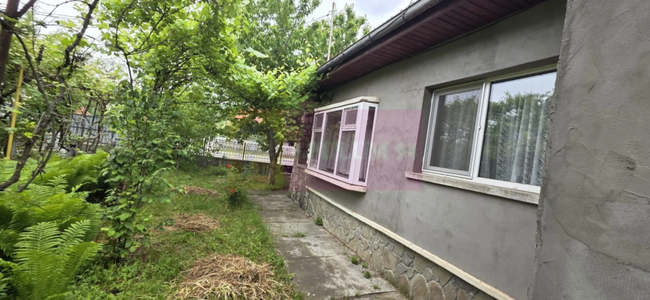 Casa de vanzare in Campina - Casă de vânzare în Câmpina – amplasare la stradă principală, teren 503 mp | Se acceptă schimb cu garsonieră + diferență

Agenția Imobiliară Mervani vă propune spre vânzare o casă situată în municipiul Câmpina, amplasată la stradă principală, cu acces facil și toate utilitățile disponibile.

Proprietatea a fost construită în anul 1957, iar în anul 2000 a beneficiat de lucrări de extindere și renovare. În prezent, casa necesită o nouă renovare, oferind viitorului proprietar posibilitatea de a o amenaja și moderniza după propriul stil.

Casa are o suprafață construită la sol de 131 mp și este compartimentată pe demisol (pivniță), parter și pod.

Compartimentare parter:

hol generos;
cameră de zi;
dormitor;
bucătărie;
baie;
spațiu tehnic.

Construcția dispune de fundație din beton, pereți din cărămidă, planșeu și structură pod din lemn. Exteriorul este tencuit și termoizolat, tâmplăria este din PVC cu geam termopan, iar acoperișul are învelitoare din tablă zincată.

La interior, pardoselile sunt finisate cu parchet, iar încălzirea se realizează prin centrală termică proprie și calorifere.

Proprietatea beneficiază și de câteva anexe gospodărești, care pot fi reamenajate în funcție de necesități, existând posibilitatea transformării acestora într-o garsonieră independentă, spațiu pentru oaspeți sau foișor de grădină.

Terenul aferent are o suprafață de 503 mp, este amenajat cu pomi fructiferi și oferă un spațiu potrivit pentru relaxare, grădinărit sau alte proiecte personale.

Proprietarul acceptă și varianta unui schimb cu o garsonieră în Câmpina + diferență de preț, reprezentând o oportunitate pentru persoanele care doresc să facă trecerea de la apartament la casă.

O proprietate cu potențial, amplasată într-o zonă accesibilă din Câmpina, potrivită atât pentru locuință permanentă, cât și pentru investiție după renovare.

Agenția Imobiliară Mervani – 0729 935 536