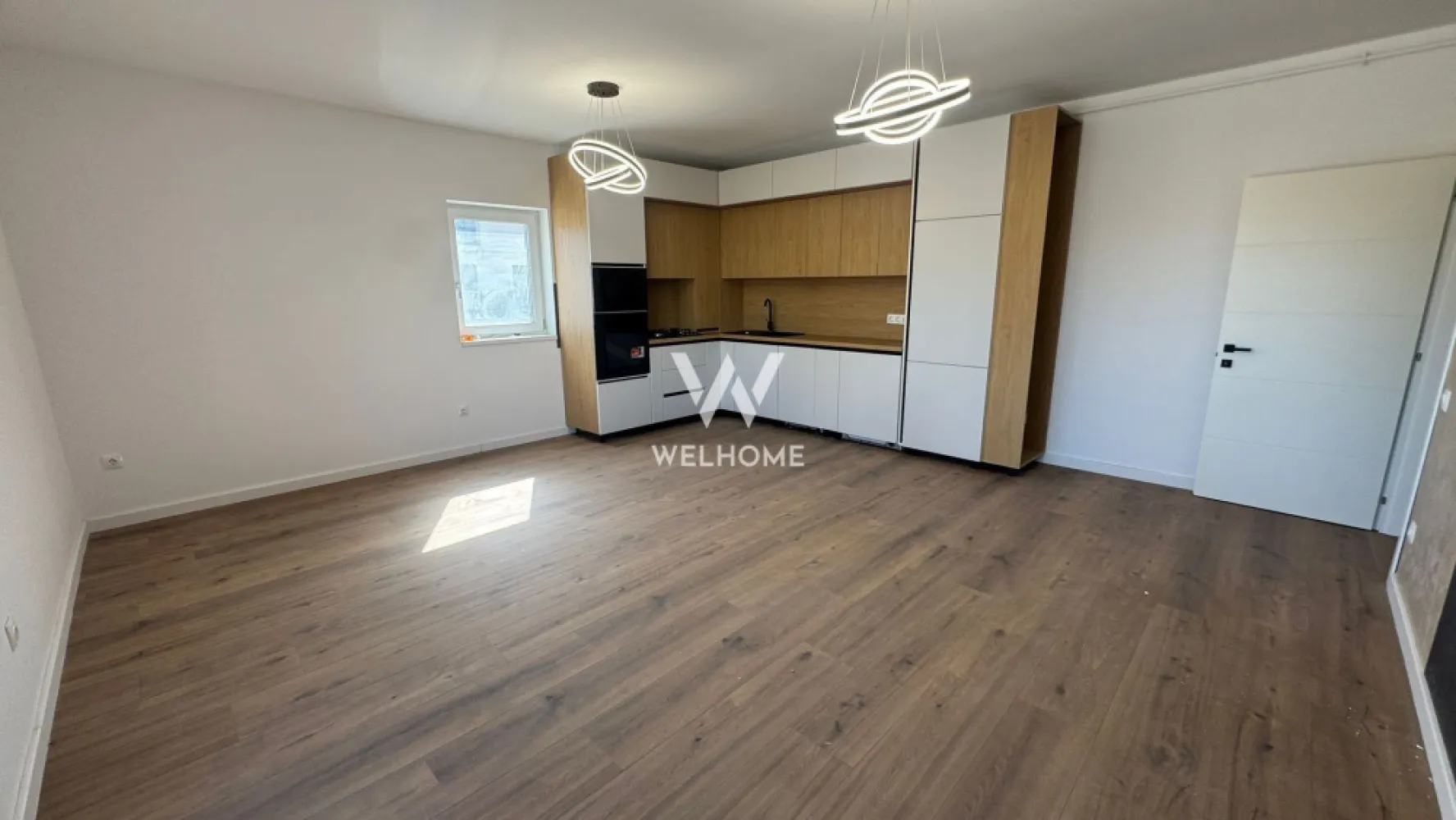 Apartament 3 camere, Prelungirea Doamna Stanca, Sibiu - Descoperă un apartament modern, situat într-o zonă foarte căutată din Sibiu, pe strada Doamna Stanca, chiar lângă Dedeman. Locuința face parte dintr-un imobil nou, cu regim redus de înălțime P+3, oferind confort, liniște și un ambient plăcut pentru întreaga familie. Apartamentul are o suprafață utilă de 65.75 mp și este inteligent compartimentat pentru a oferi funcționalitate și spațiu bine organizat. Compartimentarea include hol de acces, living open-space cu bucătăria, două dormitoare, baie și un balcon generos. Balconul are o suprafață de 10.5 mp, fiind perfect pentru momente de relaxare sau pentru a amenaja un spațiu exterior confortabil. Locuința se predă la interior complet finisată (LA CHEIE), astfel încât viitorii proprietari se pot muta imediat fără investiții suplimentare. Apartamentul dispune de centrală termică proprie și încălzire în pardoseală, pereți finisați cu lavabilă, șapă elicopterizată, ușă de intrare securizată, geamuri termopan, prize și întrerupătoare montate, uși de interior, precum și finisaje moderne precum parchet SPC, faianță și gresie. Imobilul este de asemenea predat la exterior LA CHEIE, cu casa scării complet finisată, izolație exterioară, fațadă realizată și spații verzi amenajate, oferind un aspect modern și îngrijit întregului ansamblu. În plus, un loc de parcare este inclus în preț, un avantaj important într-o zonă în continuă dezvoltare. Predarea apartamentului este imediată, ceea ce îl face ideal atât pentru locuit, cât și pentru investiție. Dacă îți dorești un apartament modern, bine poziționat și gata de mutare, această proprietate poate fi alegerea perfectă. PRET: 155.000 Euro Detalii si vizionare: 0740066818, Cristina }}