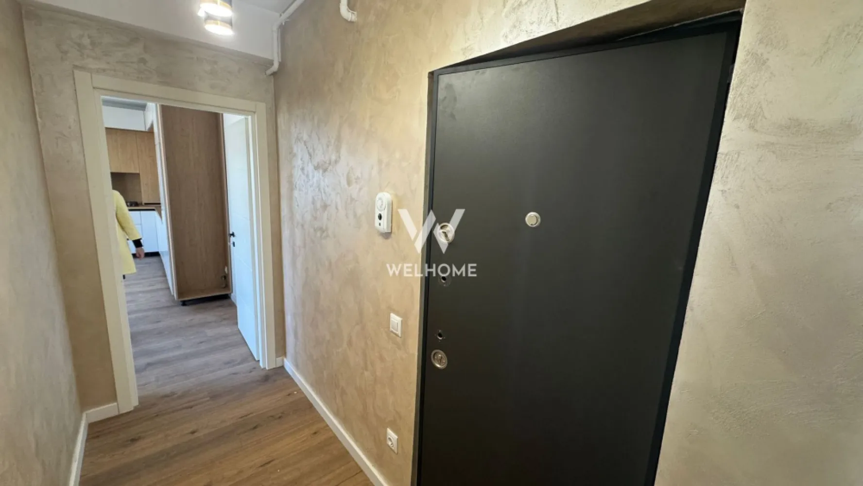 Apartament 3 camere, Prelungirea Doamna Stanca, Sibiu - Descoperă un apartament modern, situat într-o zonă foarte căutată din Sibiu, pe strada Doamna Stanca, chiar lângă Dedeman. Locuința face parte dintr-un imobil nou, cu regim redus de înălțime P+3, oferind confort, liniște și un ambient plăcut pentru întreaga familie. Apartamentul are o suprafață utilă de 65.75 mp și este inteligent compartimentat pentru a oferi funcționalitate și spațiu bine organizat. Compartimentarea include hol de acces, living open-space cu bucătăria, două dormitoare, baie și un balcon generos. Balconul are o suprafață de 10.5 mp, fiind perfect pentru momente de relaxare sau pentru a amenaja un spațiu exterior confortabil. Locuința se predă la interior complet finisată (LA CHEIE), astfel încât viitorii proprietari se pot muta imediat fără investiții suplimentare. Apartamentul dispune de centrală termică proprie și încălzire în pardoseală, pereți finisați cu lavabilă, șapă elicopterizată, ușă de intrare securizată, geamuri termopan, prize și întrerupătoare montate, uși de interior, precum și finisaje moderne precum parchet SPC, faianță și gresie. Imobilul este de asemenea predat la exterior LA CHEIE, cu casa scării complet finisată, izolație exterioară, fațadă realizată și spații verzi amenajate, oferind un aspect modern și îngrijit întregului ansamblu. În plus, un loc de parcare este inclus în preț, un avantaj important într-o zonă în continuă dezvoltare. Predarea apartamentului este imediată, ceea ce îl face ideal atât pentru locuit, cât și pentru investiție. Dacă îți dorești un apartament modern, bine poziționat și gata de mutare, această proprietate poate fi alegerea perfectă. PRET: 155.000 Euro Detalii si vizionare: 0740066818, Cristina }}