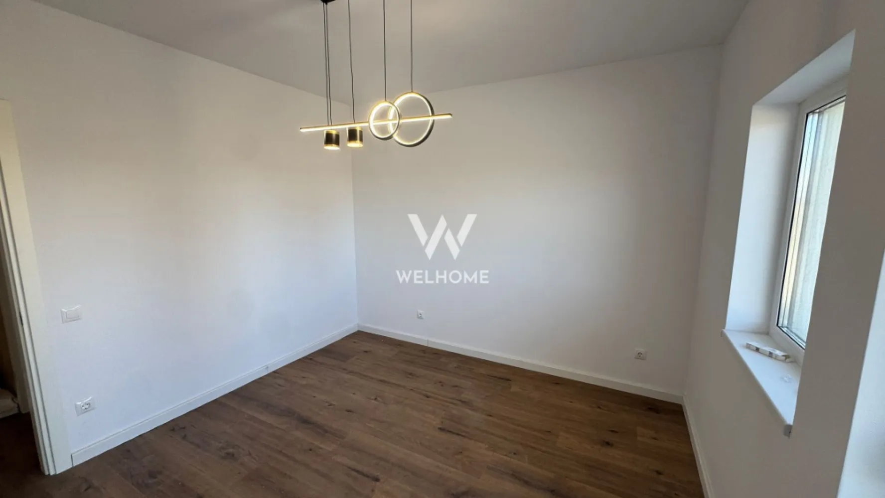 Apartament 3 camere, Prelungirea Doamna Stanca, Sibiu - Descoperă un apartament modern, situat într-o zonă foarte căutată din Sibiu, pe strada Doamna Stanca, chiar lângă Dedeman. Locuința face parte dintr-un imobil nou, cu regim redus de înălțime P+3, oferind confort, liniște și un ambient plăcut pentru întreaga familie. Apartamentul are o suprafață utilă de 65.75 mp și este inteligent compartimentat pentru a oferi funcționalitate și spațiu bine organizat. Compartimentarea include hol de acces, living open-space cu bucătăria, două dormitoare, baie și un balcon generos. Balconul are o suprafață de 10.5 mp, fiind perfect pentru momente de relaxare sau pentru a amenaja un spațiu exterior confortabil. Locuința se predă la interior complet finisată (LA CHEIE), astfel încât viitorii proprietari se pot muta imediat fără investiții suplimentare. Apartamentul dispune de centrală termică proprie și încălzire în pardoseală, pereți finisați cu lavabilă, șapă elicopterizată, ușă de intrare securizată, geamuri termopan, prize și întrerupătoare montate, uși de interior, precum și finisaje moderne precum parchet SPC, faianță și gresie. Imobilul este de asemenea predat la exterior LA CHEIE, cu casa scării complet finisată, izolație exterioară, fațadă realizată și spații verzi amenajate, oferind un aspect modern și îngrijit întregului ansamblu. În plus, un loc de parcare este inclus în preț, un avantaj important într-o zonă în continuă dezvoltare. Predarea apartamentului este imediată, ceea ce îl face ideal atât pentru locuit, cât și pentru investiție. Dacă îți dorești un apartament modern, bine poziționat și gata de mutare, această proprietate poate fi alegerea perfectă. PRET: 155.000 Euro Detalii si vizionare: 0740066818, Cristina }}