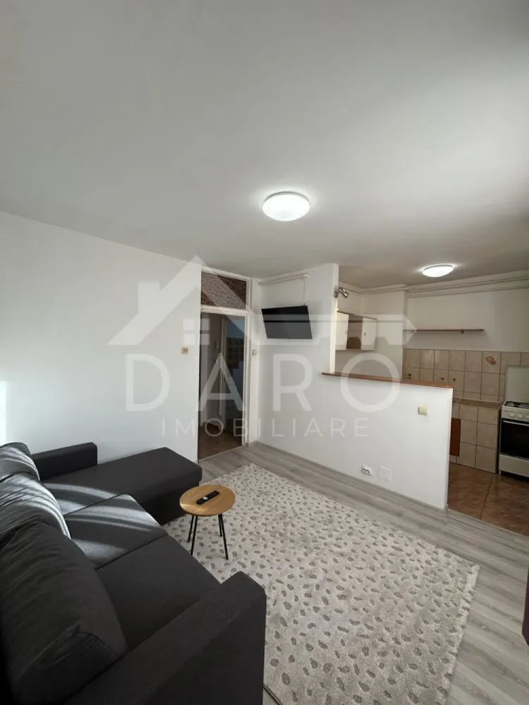 🏡 Garsonieră de închiriat | 7 Noiembrie | Aproape de UMF - 🏡 Garsonieră de închiriat | 7 Noiembrie | Aproape de UMF Se oferă spre închiriere garsonieră modernă, situată în cartierul 7 Noiembrie, într-o zonă foarte bună, aproape de UMF, Complexul Weekend, magazine, stație de autobuz și liceu. Garsoniera se află într-un bloc recent reabilitat și este recent reamenajată, cu mobilier nou și dotări moderne, fiind ideală pentru student sau medic rezident. ✔ mobilată modern ✔ Smart TV ✔ mașină de spălat ✔ cuptor cu microunde ✔ centrală termică proprie ✔ bloc reabilitat termic 📍 Avantaje locație: aproape de Universitatea de Medicină (UMF) în apropiere de Complexul Weekend acces rapid la mijloace de transport magazine și servicii în imediata apropiere 💎 Garsoniera este curată, luminoasă și pregătită pentru mutare imediată. 📌 Se caută chiriași serioși, pentru închiriere pe termen lung, preferabil student sau medic. 🤝 Proprietate promovată prin DARO Imobiliare 💳 Pentru achiziția unei locuințe în viitor, prin Kiwi Finance beneficiați de: ✔ analiză gratuită pentru credit ✔ oferte de la peste 12 bănci ✔ negocierea dobânzii în favoarea dumneavoastră 📞 Detalii și vizionări: Coman Maria – DARO Imobiliare & Kiwi Finance 📱 0749 535 729 }}