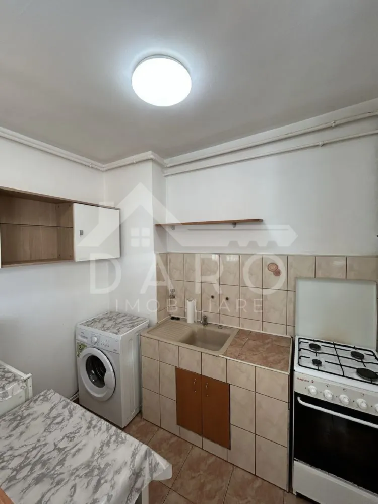 🏡 Garsonieră de închiriat | 7 Noiembrie | Aproape de UMF - 🏡 Garsonieră de închiriat | 7 Noiembrie | Aproape de UMF Se oferă spre închiriere garsonieră modernă, situată în cartierul 7 Noiembrie, într-o zonă foarte bună, aproape de UMF, Complexul Weekend, magazine, stație de autobuz și liceu. Garsoniera se află într-un bloc recent reabilitat și este recent reamenajată, cu mobilier nou și dotări moderne, fiind ideală pentru student sau medic rezident. ✔ mobilată modern ✔ Smart TV ✔ mașină de spălat ✔ cuptor cu microunde ✔ centrală termică proprie ✔ bloc reabilitat termic 📍 Avantaje locație: aproape de Universitatea de Medicină (UMF) în apropiere de Complexul Weekend acces rapid la mijloace de transport magazine și servicii în imediata apropiere 💎 Garsoniera este curată, luminoasă și pregătită pentru mutare imediată. 📌 Se caută chiriași serioși, pentru închiriere pe termen lung, preferabil student sau medic. 🤝 Proprietate promovată prin DARO Imobiliare 💳 Pentru achiziția unei locuințe în viitor, prin Kiwi Finance beneficiați de: ✔ analiză gratuită pentru credit ✔ oferte de la peste 12 bănci ✔ negocierea dobânzii în favoarea dumneavoastră 📞 Detalii și vizionări: Coman Maria – DARO Imobiliare & Kiwi Finance 📱 0749 535 729 }}