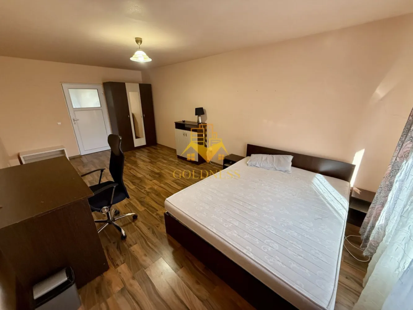 5 camere, parcare, terasa, Manastur, Mehedinti, Pet Friendly - GOLDNESS Imobiliare vă propune spre închiriere un apartament cu 5 camere complet mobilat și utilat, la etajul 2 într-un imobil de 3 etaje, în Cartierul Manastur . Dispune de loc de parcare contra cost 50 euro! Se află în apropierea stațiilor de transport în comun, magazine, restaurante, spații verzi, farmacii, etc. Apartamentul este compartimentat astfel: - 4 dormitoare cu pat matrimonial, dressing, noptiere, birou - living spatios cu canapea extensibila, dulap - bucatarie open space complet utilată și mobilată, loc de servit masa - baie cu cada, calorifer port prosop și dulap pentru depozitare. - terasa de 11 mp. Imobilul este dotat cu toate cele necesare- centrală proprie, frigider, aragaz, hotă, mașină de spălat haine, etc. Dacă sunteți interesați de acest apartament și doriți să îl vizionați, dar și pentru alte oferte nu ezitați să ne contactați telefonic sau prin e-mail. Vă stăm la dispoziție! Pentru intermediere se percepe un comision de 50% din prețul chiriei! }}