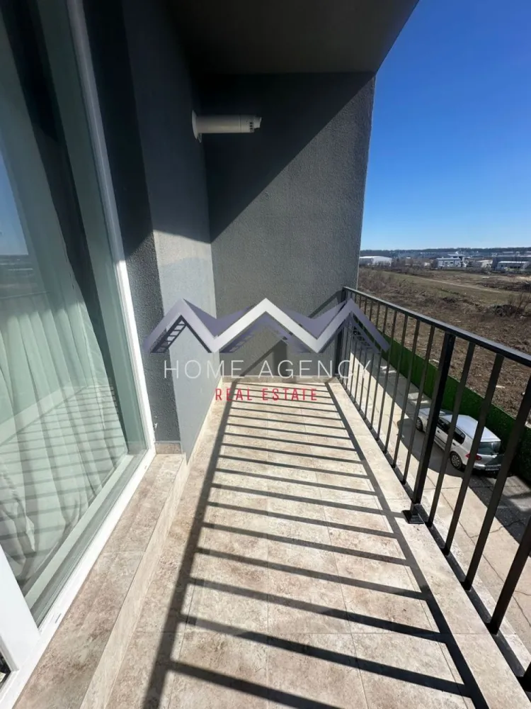 Apartament 2 camere 50 mp + balcon și parcare | prima închiriere - Dacă visezi la un apartament spațios, luminos, modern și la prima închiriere, tocmai l-ai găsit! Acest apartament cu 2 camere, situat într-o zonă bine conectată către toate punctele de interes din Otopeni, este pregătit să devină noua ta casă. Situat la etajul 2/3, cu o suprafață utilă de 50 mp și un balcon generos de 4,8 mp, locuința oferă combinația perfectă între confort, eleganță și funcționalitate. Living-ul spațios, unit cu bucătăria open-space și zona de luat masa, creează o atmosferă primitoare și elegantă, ideală atât pentru relaxare, cât și pentru momente petrecute cu cei dragi. Ferestrele mari lasă lumina naturală să pătrundă din plin, iar orientarea pe Sud asigură lumină pe tot parcursul zilei. Balconul devine astfel un colț de liniște perfect pentru seri relaxante, dimineți liniștite sau întâlniri cu prietenii. Apartamentul este la prima închiriere, astfel că te vei bucura de un spațiu impecabil, amenajat cu atenție la detalii și dotat cu tot ce ai nevoie pentru un stil de viață modern și confortabil. În plus, beneficiezi de un loc de parcare dedicat, ceea ce înseamnă că nu vei mai pierde timp căutând un loc de parcare, iar accesul către toate zonele importante ale orașului este rapid și facil. 📞 Programează acum o vizionare și descoperă această locuință! }}
