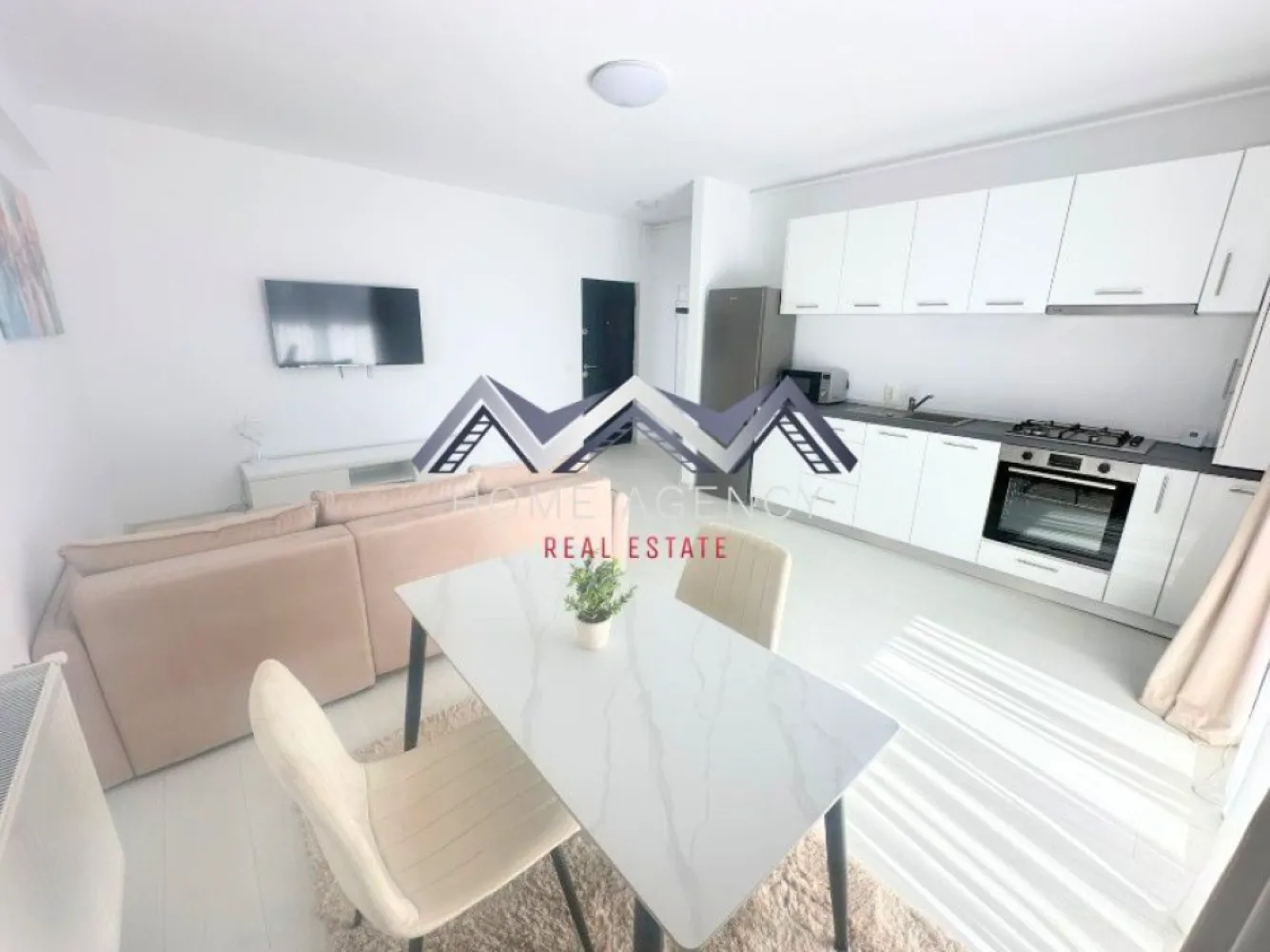 Apartament 2 camere 50 mp + balcon și parcare | prima închiriere - Dacă visezi la un apartament spațios, luminos, modern și la prima închiriere, tocmai l-ai găsit! Acest apartament cu 2 camere, situat într-o zonă bine conectată către toate punctele de interes din Otopeni, este pregătit să devină noua ta casă. Situat la etajul 2/3, cu o suprafață utilă de 50 mp și un balcon generos de 4,8 mp, locuința oferă combinația perfectă între confort, eleganță și funcționalitate. Living-ul spațios, unit cu bucătăria open-space și zona de luat masa, creează o atmosferă primitoare și elegantă, ideală atât pentru relaxare, cât și pentru momente petrecute cu cei dragi. Ferestrele mari lasă lumina naturală să pătrundă din plin, iar orientarea pe Sud asigură lumină pe tot parcursul zilei. Balconul devine astfel un colț de liniște perfect pentru seri relaxante, dimineți liniștite sau întâlniri cu prietenii. Apartamentul este la prima închiriere, astfel că te vei bucura de un spațiu impecabil, amenajat cu atenție la detalii și dotat cu tot ce ai nevoie pentru un stil de viață modern și confortabil. În plus, beneficiezi de un loc de parcare dedicat, ceea ce înseamnă că nu vei mai pierde timp căutând un loc de parcare, iar accesul către toate zonele importante ale orașului este rapid și facil. 📞 Programează acum o vizionare și descoperă această locuință! }}