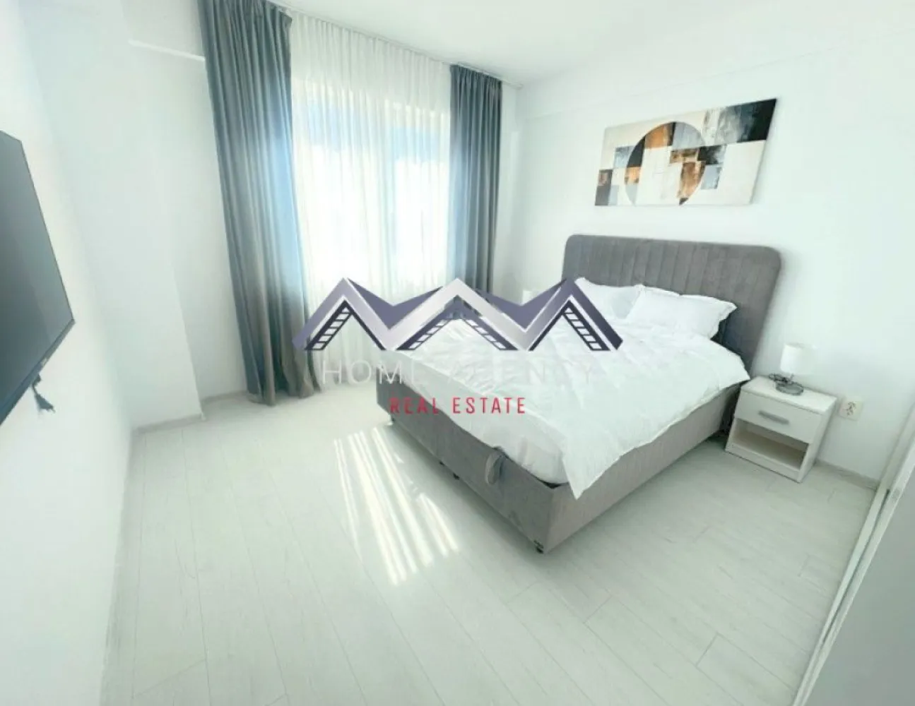 Apartament 2 camere | prima închiriere | include parcare - Dacă îți dorești un apartament modern, luminos, spațios și aflat la prima închiriere, acesta este locul perfect pentru tine! Acest apartament cu 2 camere, situat într-o zonă accesibilă și bine conectată către toate zonele de interes din Otopeni și din jur, este pregătit să devină noul tău "acasă". Aflat la etajul 2 din 3, cu o suprafață utilă de 46 mp și un balcon generos de 4.8 mp, îmbină armonios confortul, funcționalitatea și eleganța. Living-ul deschis, integrat cu bucătăria și zona de dining, oferă un spațiu primitor, ideal atât pentru momente de relaxare, cât și pentru seri petrecute alături de cei dragi. Ferestrele ample permit luminii naturale să inunde întreaga încăpere, iar orientarea spre Sud garantează lumină pe tot parcursul zilei. Balconul devine astfel un refugiu perfect pentru dimineți liniștite sau seri petrecute în aer liber. Fiind la prima închiriere, apartamentul se prezintă impecabil, amenajat cu atenție la detalii și dotat cu toate facilitățile necesare unui stil de viață confortabil. În plus, dispune de un loc de parcare dedicat, astfel încât vei scăpa de grija găsirii unui loc liber, iar accesul către punctele cheie ale orașului rămâne rapid și ușor. 📞 Programează o vizionare și descoperă chiar tu avantajele acestui apartament! }}