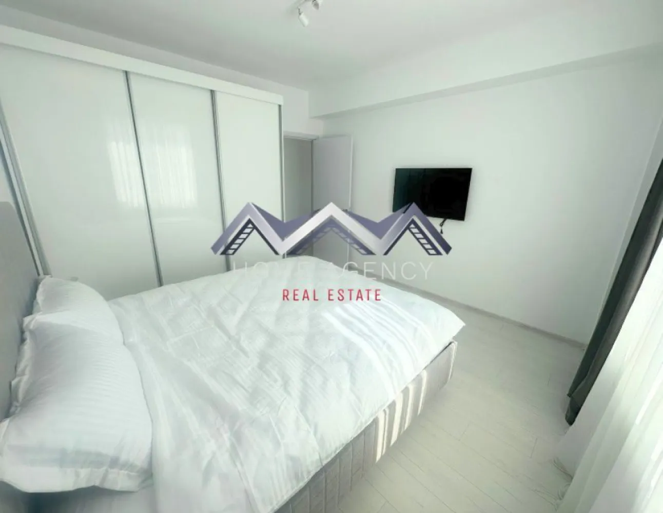 Apartament 2 camere | prima închiriere | include parcare - Dacă îți dorești un apartament modern, luminos, spațios și aflat la prima închiriere, acesta este locul perfect pentru tine! Acest apartament cu 2 camere, situat într-o zonă accesibilă și bine conectată către toate zonele de interes din Otopeni și din jur, este pregătit să devină noul tău "acasă". Aflat la etajul 2 din 3, cu o suprafață utilă de 46 mp și un balcon generos de 4.8 mp, îmbină armonios confortul, funcționalitatea și eleganța. Living-ul deschis, integrat cu bucătăria și zona de dining, oferă un spațiu primitor, ideal atât pentru momente de relaxare, cât și pentru seri petrecute alături de cei dragi. Ferestrele ample permit luminii naturale să inunde întreaga încăpere, iar orientarea spre Sud garantează lumină pe tot parcursul zilei. Balconul devine astfel un refugiu perfect pentru dimineți liniștite sau seri petrecute în aer liber. Fiind la prima închiriere, apartamentul se prezintă impecabil, amenajat cu atenție la detalii și dotat cu toate facilitățile necesare unui stil de viață confortabil. În plus, dispune de un loc de parcare dedicat, astfel încât vei scăpa de grija găsirii unui loc liber, iar accesul către punctele cheie ale orașului rămâne rapid și ușor. 📞 Programează o vizionare și descoperă chiar tu avantajele acestui apartament! }}
