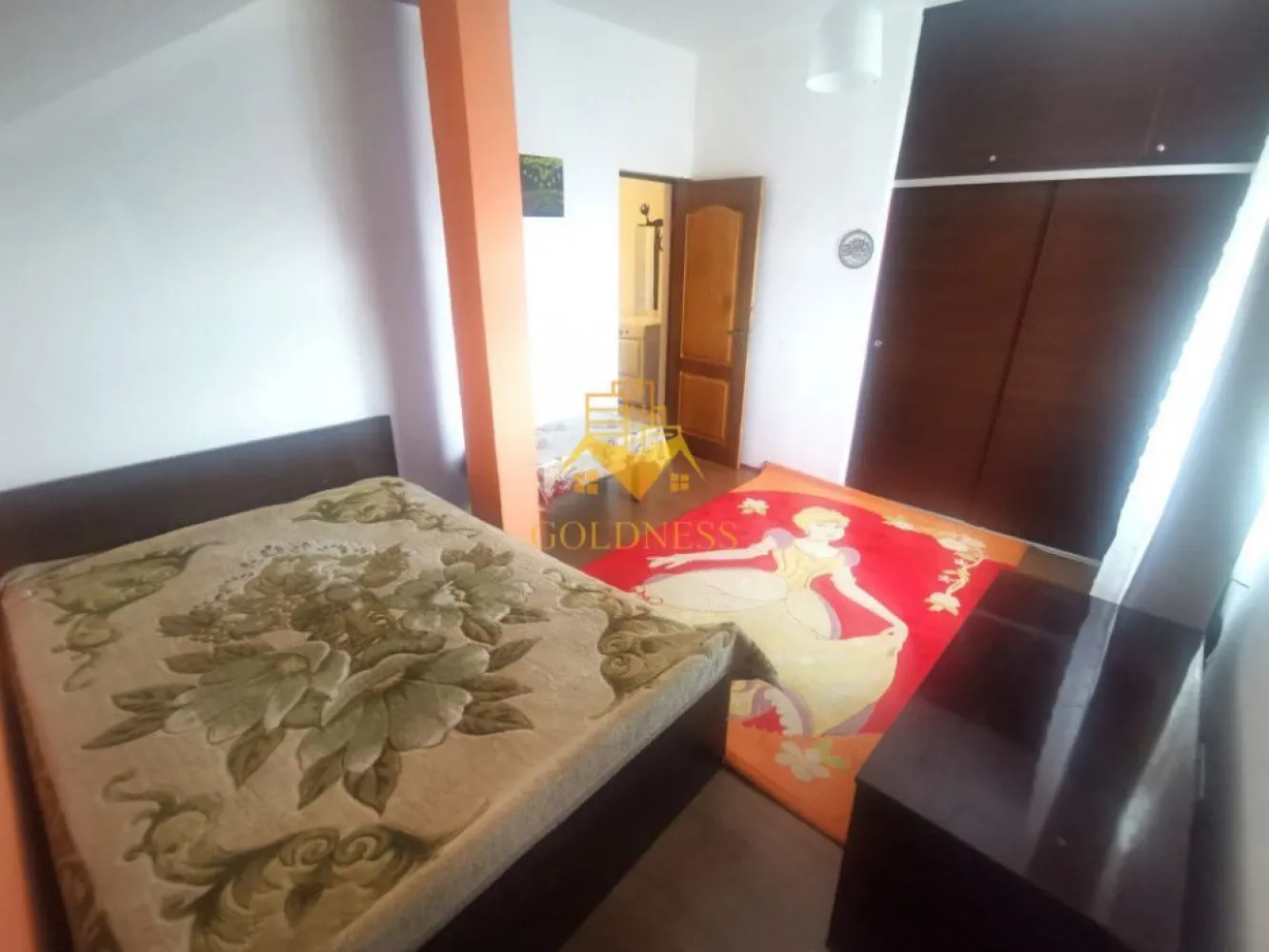 2 Camere Decomandate, Loc de Parcare, Zona Campului, Manastur - GOLDNESS Imobiliare vă propune spre închiriere un apartament la casa cu 2 camere complet mobilat și utilat, la etajul 3/3, în cartierul Manastur. Apartamentul este compartimentat astfel: -Dispune de loc de parcare! - dormitor cu pat matrimonial, dressing - dormitor cu pat matrimonial, dressing - bucatarie complet mobilata si utilata - baie cu vana, calorifer port prosop inox și dulap pentru depozitare. Imobilul este dotat cu toate cele necesare- centrală proprie, mașină de spălat haine, frigider, plită electrică, hotă, TV, etc. Se află în apropierea stațiilor de transport în comun, magazine, restaurante, spații verzi, farmacii, etc. Dacă sunteți interesați de acest apartament și doriți să îl vizionați, dar și pentru alte oferte sau detalii nu ezitați să ne contactați telefonic sau prin e-mail - goldnessimobiliare@gmail.com. Vă stăm la dispoziție!