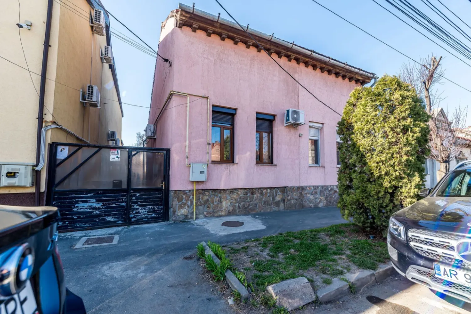 Apartament 2 camere in Parneava - Apartament in stare buna, renovat in 2016 situat vizavi de benzinaria Sokar si Politia Rutiera. Se vinde mobilat complet. De la vanzare este exceptat: 1 televizor, scaun+birou, 2 boxe.