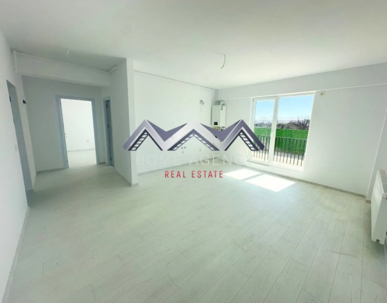 Apartament 2 camere 50 mp | Otopeni central | comision 0 - Vă prezentăm, spre vânzare, un apartament modern cu 2 camere foarte spațios, ce dispune de 50.30 mp utili și un balcon generos de 4.80 mp, ideal pentru momente de relaxare. Compartimentarea este practică și eficientă. Luminozitatea naturală este asigurată pe tot parcursul zilei datorită orientării avantajoase pe Sud, iar apartamentul se diferențiază prin designul aerisit și bine proporționat. Apartamentul este disponibil la parter (înalt), în cadrul unui bloc cu regim de înălțime redus (D+P+3r), situat în zona centrală a orașului Otopeni. Accesul în complex este securizat prin barieră, ceea ce conferă siguranță și liniște viitorilor proprietari. Chiar la intrarea în complex existând o stație de autobuz (Linia Albastră), iar în imediata vecinătate regăsiți Mega Image non-stop, Lidl, Penny, precum și proiecte comerciale importante în dezvoltare. De asemenea, accesul către Centura Bucureștiului, DN1, Aeroportul Henri Coandă și zona Pipera este rapid și facil. Acest apartament reprezintă o oportunitate unică pentru cei care își doresc o locuință practică, modernă și bine amplasată într-o zonă aflată în continuă dezvoltare. Prețul afișat include 1 loc de parcare, nu include TVA. Achiziția se realizează direct de la dezvoltator, fără perceperea vreunui comision din partea cumpărătorului. Oferim consultanță gratuită pe întreaga durată a procesului de achiziție, asigurând suport specializat la fiecare etapă. De asemenea, la solicitare, punem la dispoziție servicii de brokeraj financiar, fără costuri suplimentare, pentru identificarea celor mai avantajoase soluții de finanțare adaptate nevoilor dumneavoastră. 📞 Programează acum o vizionare cu echipa de vânzări!