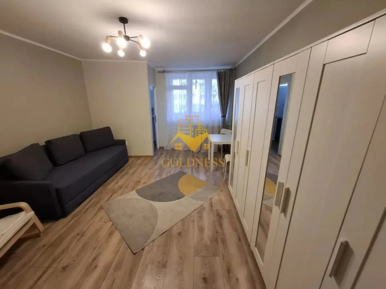 o camera decomandata, balcon, Gheorgheni, Iulius Mall, FSEGA, Profi - GOLDNESS Imobiliare vă propune spre închiriere un apartament cu o camera complet mobilat și utilat, la etajul 4 într-un imobil de 10 etaje, în Cartierul Gheorgheni . Se poate parca prin zona. Se află în apropierea stațiilor de transport în comun, magazine, restaurante, spații verzi, farmacii, etc. Apartamentul este compartimentat astfel: - dormitor cu canapea extensibila, dressing, TV - bucatarie complet utilată și mobilată, loc de servit masa - baie cu cada, calorifer port prosop și dulap pentru depozitare. - balcon de 5 mp. Imobilul este dotat cu toate cele necesare- centrală proprie, frigider, aragaz, hotă, mașină de spălat haine, etc. Dacă sunteți interesați de acest apartament și doriți să îl vizionați, dar și pentru alte oferte nu ezitați să ne contactați telefonic sau prin e-mail. Vă stăm la dispoziție! Pentru intermediere se percepe un comision de 50% din prețul chiriei!