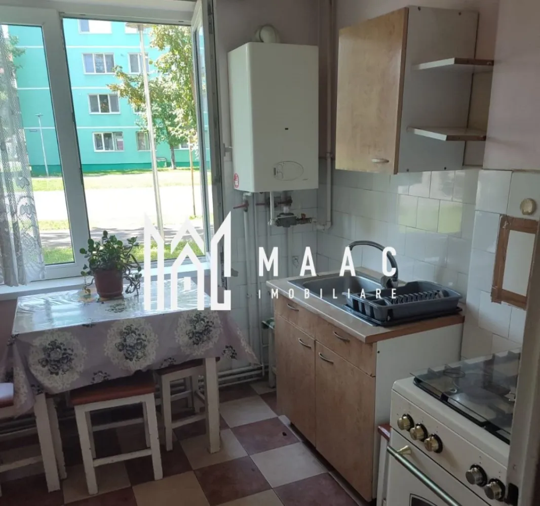 Apartament 3 camere | 60 mp utili | Zona Terezian - MAAC Imobiliare vă propune spre vânzare un apartament cu 3 camere semidecomandate, situat la parter, într-o zonă liniștită și bine conectată din cartierul Terezian. Detalii apartament: Suprafață utilă: 60 mp Compartimentare: 3 camere semidecomandate Bucătărie închisă Cămară și debara Parchet laminat Apartament renovat recent Stil clasic, bine întreținut Locație: zona Terezian – acces facil către magazine, școli, mijloace de transport și puncte de interes. Apartament potrivit pentru locuință proprie, salon de masaj, salon de înfrumusețare. 📞 Contactează-ne pentru mai multe detalii sau pentru a programa o vizionare, menționați CP2703752 ! }}