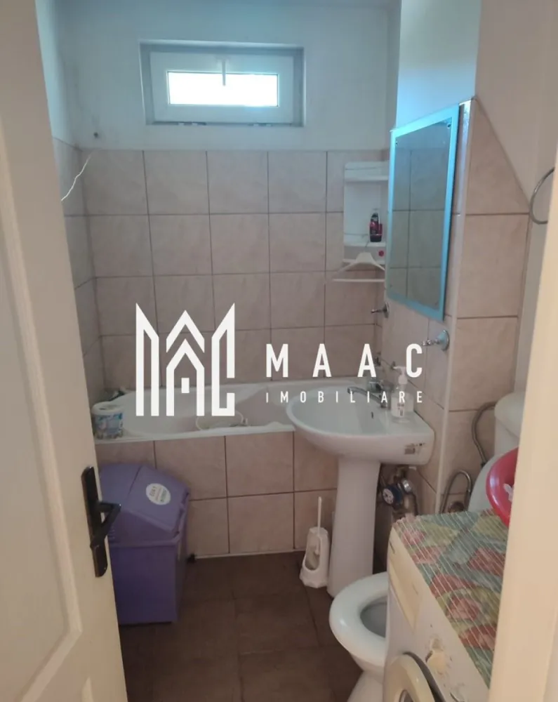 Apartament 3 camere | 60 mp utili | Zona Terezian - MAAC Imobiliare vă propune spre vânzare un apartament cu 3 camere semidecomandate, situat la parter, într-o zonă liniștită și bine conectată din cartierul Terezian. Detalii apartament: Suprafață utilă: 60 mp Compartimentare: 3 camere semidecomandate Bucătărie închisă Cămară și debara Parchet laminat Apartament renovat recent Stil clasic, bine întreținut Locație: zona Terezian – acces facil către magazine, școli, mijloace de transport și puncte de interes. Apartament potrivit pentru locuință proprie, salon de masaj, salon de înfrumusețare. 📞 Contactează-ne pentru mai multe detalii sau pentru a programa o vizionare, menționați CP2703752 ! }}