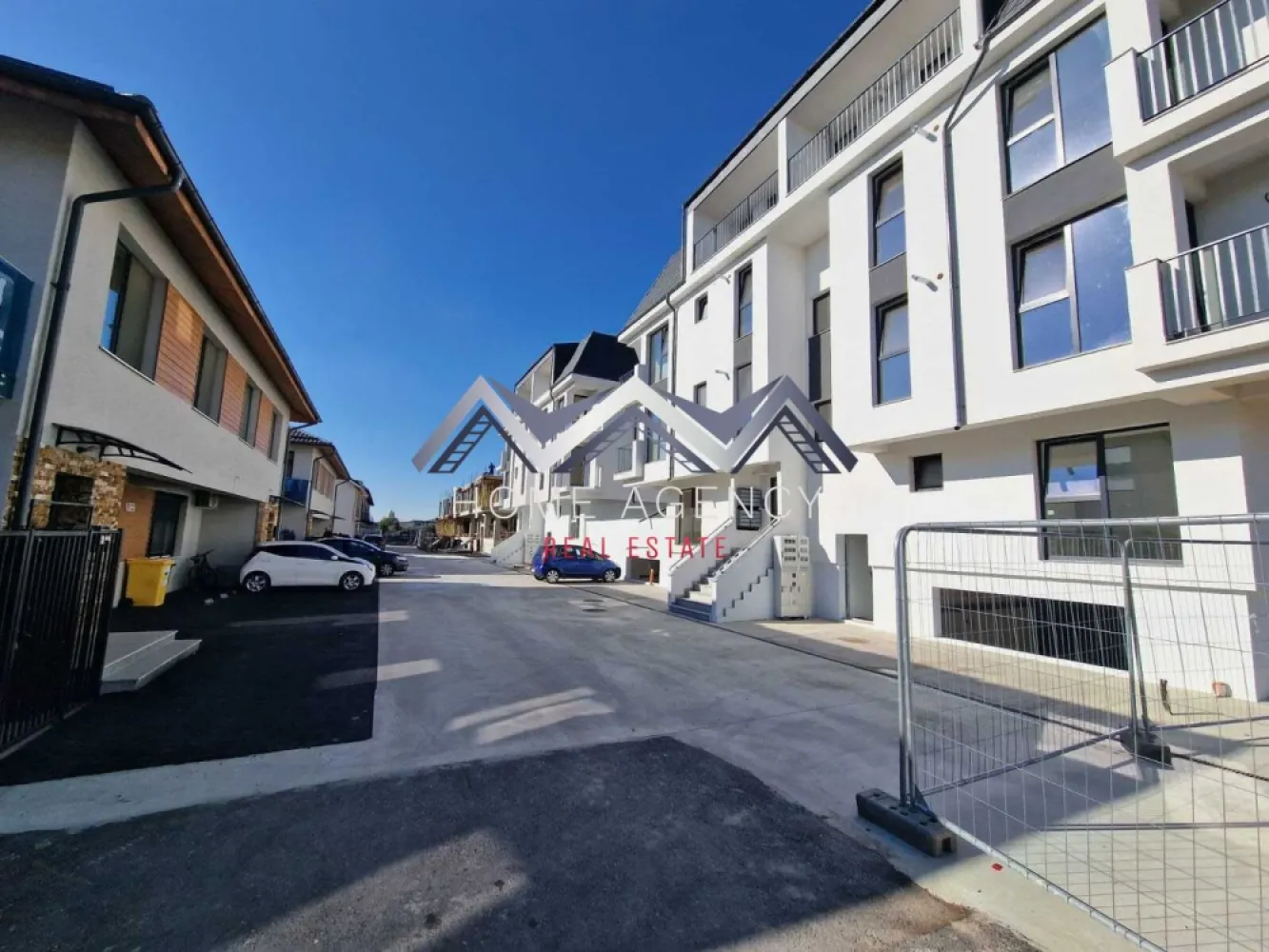 Apartament 2 camere | bucătărie închisă | Otopeni central - Vă propunem, spre vânzare, un apartament modern de 2 camere, situat într-un imobil nou (D+P+3) aflat chiar în centrul orașului Otopeni, la maxim 15 minute de mers pe jos de DN1 și viitoarea stație de metrou. Este alegerea ideală dacă îți dorești un cămin confortabil, eficient energetic și cu acces rapid la toate punctele de interes sau dacă vrei o investiție sigură pentru închiriere pe termen lung ori regim hotelier (Airbnb, Booking). Apartamentul este amplasat într-o zonă centrală, dar liniștită, la doar câteva minute de mers pe jos toate facilitățile de care ai nevoie: restaurante, supermarketuri, bănci, piață, farmacii, transport public etc. Accesul către DN1, Aeroportul Henri Coandă, Centură și viitoarea stație de metrou se face rapid și ușor, ceea ce transformă această locație într-una extrem de practică atât pentru locuit, cât și pentru investiție. În plus, zona se bucură de infrastructură modernizată și de un cadru rezidențial plăcut, cu vecinătăți selecte. Imobilul se remarcă printr-o compartimentare practică și bine gândită, care asigură confort și funcționalitate în fiecare încăpere. Livingul este luminos și aerisit, cu acces direct spre balcon, ceea ce adaugă un plus de spațiu și luminozitate. Bucătăria este închisă, oferind intimitate și un spațiu separat pentru gătit, și, precum dormitorul, beneficiază de acces spre o terasă generoasă de 7.71 mp – un loc ideal pentru relaxare sau momente petrecute în aer liber. Baia este complet utilată și finisată cu obiecte sanitare moderne. Confortul termic este asigurat de centrală proprie și de sistemul de încălzire prin pardoseală, care oferă un climat uniform și economic în întreaga locuință. Toate utilitățile sunt contorizate individual (apă, gaze, electricitate) și racordate la rețele publice de canalizare și infrastructură. Prețul afișat este final, include TVA și un loc de parcare subteran. Comision 0. (Achizitie direct de la dezvoltator) Programează acum o vizionare cu echipa de vânzări!