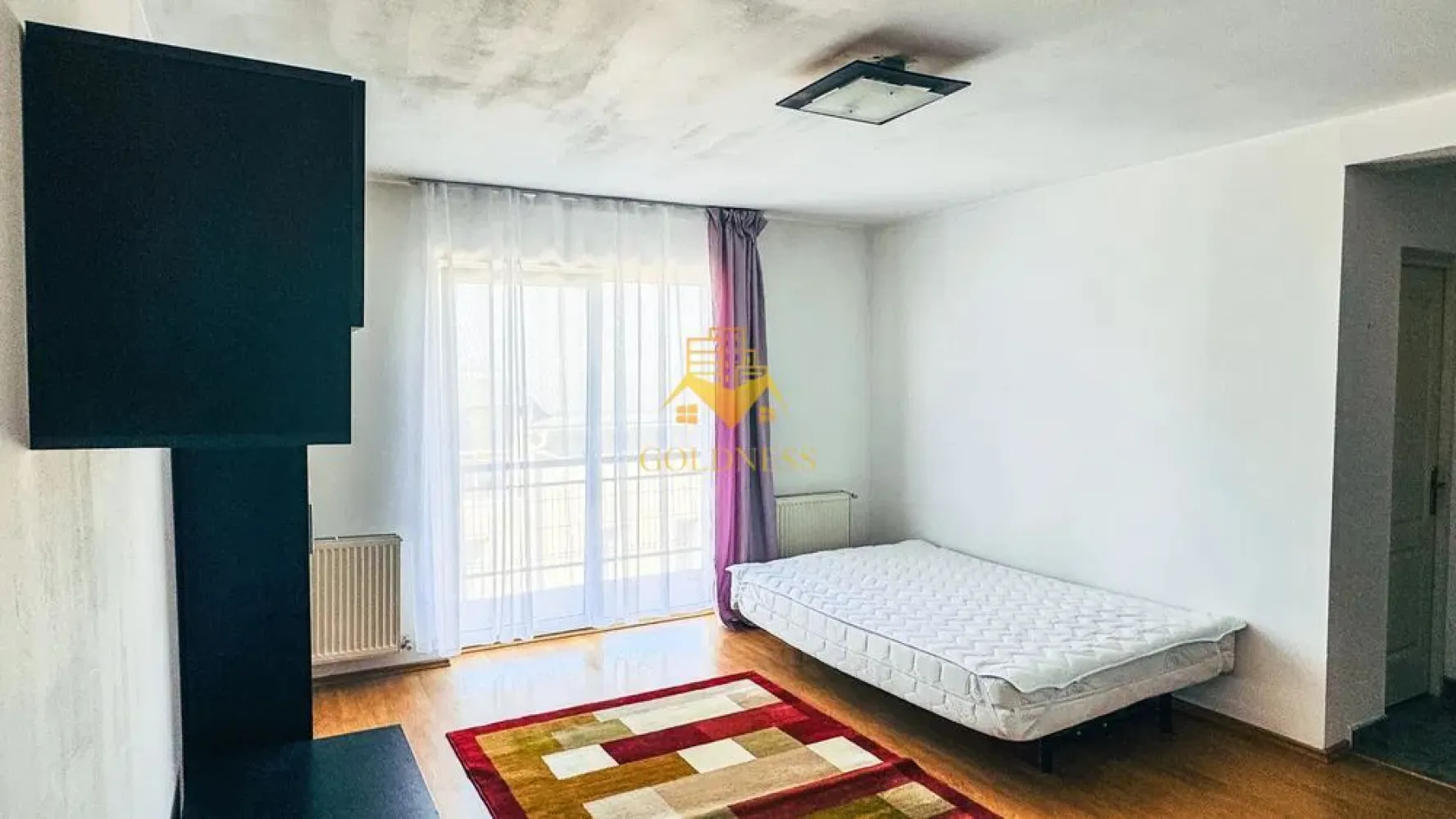 o camera, balcon, parcare, Zorilor, Spital Recuperare, Lidl, UTCN, MOL - GOLDNESS Imobiliare vă propune spre închiriere un apartament cu o camera complet mobilat și utilat, la etajul 4 într-un imobil de 5 etaje, în Cartierul Zorilor . Dispune de loc de parcare cu bariera! Se află în apropierea stațiilor de transport în comun, magazine, restaurante, spații verzi, farmacii, etc. Apartamentul este compartimentat astfel: - dormitor cu pat matrimonial, dressing, birou - bucatarie complet utilată și mobilată, loc de servit masa - baie cu cabina de dus, calorifer port prosop și dulap pentru depozitare. - balcon de 4 mp. Imobilul este dotat cu toate cele necesare- centrală proprie, frigider, aragaz, hotă, mașină de spălat haine, etc. Dacă sunteți interesați de acest apartament și doriți să îl vizionați, dar și pentru alte oferte nu ezitați să ne contactați telefonic sau prin e-mail. Vă stăm la dispoziție! Pentru intermediere se percepe un comision de 50% din prețul chiriei!