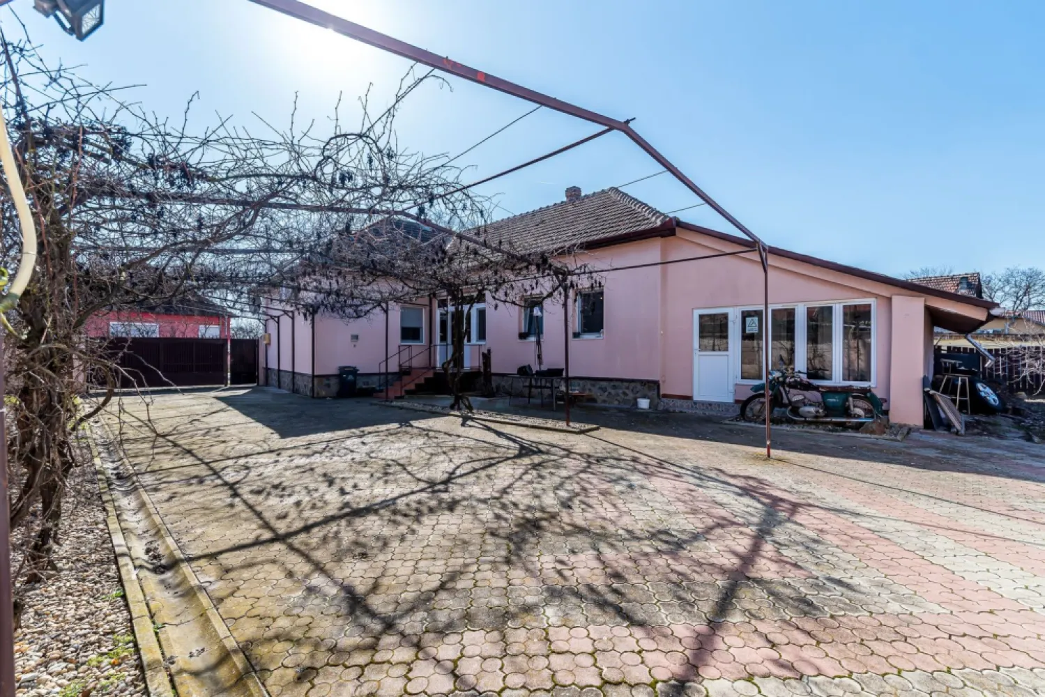 Casa ideală pentru familie: școală la 3 min + anexă pentru bunici - O proprietate potrivită pentru o familie care își dorește liniște, spațiu și acces rapid la școală și grădiniță. Casa este situată în zona veche din Vladimirescu, o zonă apreciată pentru străzile liniștite, fără trafic intens, diferită de cartierele noi aflate în dezvoltare. Un mare avantaj pentru familiile cu copii: grădinița și școala sunt la aproximativ 3 minute de mers pe jos, astfel încât cei mici pot ajunge ușor și în siguranță. Locuința principală este construită din cărămidă și are o compartimentare practică: 2 dormitoare living foarte spațios bucătărie baie generoasă cu cadă mare Un plus important al proprietății este anexa/apartamentul lipit de casa principală, cu baie proprie, ideal pentru: bunici care locuiesc aproape de familie un adolescent care își dorește mai multă independență sau chiar un spațiu pentru oaspeți. Curtea oferă spațiu verde și loc suficient pentru serile liniștite petrecute în familie, iar în fața casei există locuri de parcare. Proprietatea mai dispune de 2 garaje spațioase, utile atât pentru mașini, cât și pentru depozitare. Dacă îți dorești o casă într-o zonă liniștită, cu acces rapid la școală și spațiu pentru întreaga familie, această proprietate merită văzută. Pentru detalii și programarea unei vizionări: Andrei Caracioni – Acasă Arad 📞 0757 662 907 Cod proprietate: CP2942178