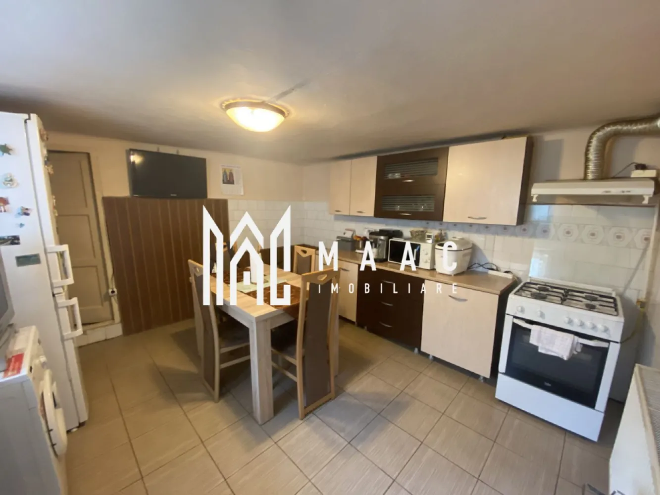 Casă Terezian I Garaj și vecinătate liniștită I Terezian - Maac Imobiliare prezintă spre vânzare o casă cu 3 camere și grădină, situată într-o zonă liniștită și bine cotată din cartierul Terezian, Sibiu. Această proprietate se remarcă prin compartimentarea funcțională, curtea îngrijită și proximitatea față de toate facilitățile urbane esențiale. Detalii proprietate: Compartimentare eficientă: Casa este formată din 3 camere luminoase, hol generos, baie și pivniță, iar bucătăria este amplasată la demisol, oferind un ambient constant și răcoros pe tot parcursul anului. Spațiu exterior amenajat: Curtea din față este pavată, perfectă pentru relaxare sau socializare, iar în partea din spate se află o zonă verde bine întreținută, ideală pentru petrecerea timpului în aer liber. Curtea este comună. Teren total: 422 mp – suficient pentru amenajări diverse, de la grădină ornamentală până la spațiu de joacă pentru copii. Beneficii și locație: Zonă rezidențială liniștită, ideală pentru familii sau persoane care apreciază confortul și intimitatea. Acces rapid către școli, grădinițe, mijloace de transport în comun, parc și alte facilități esențiale. Această proprietate reprezintă o alegere excelentă pentru cei care își doresc o locuință cu personalitate, într-o zonă matură și bine conectată a orașului. Pentru mai multe informații sau pentru a programa o vizionare, vă rugăm să specificați că ați văzut anunțul cu ID: CP2699190. }}