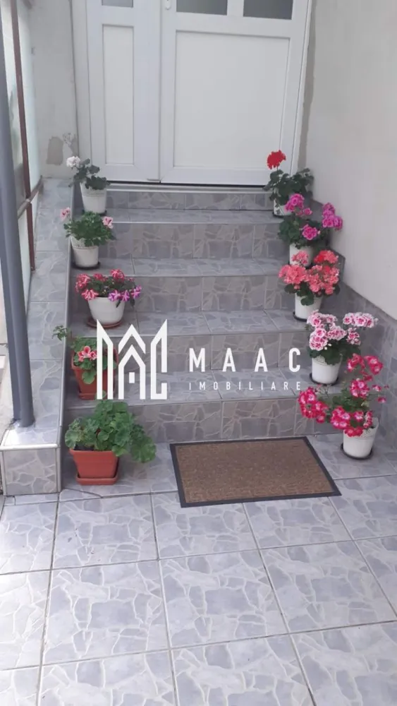 Casă Terezian I Garaj și vecinătate liniștită I Terezian - Maac Imobiliare prezintă spre vânzare o casă cu 3 camere și grădină, situată într-o zonă liniștită și bine cotată din cartierul Terezian, Sibiu. Această proprietate se remarcă prin compartimentarea funcțională, curtea îngrijită și proximitatea față de toate facilitățile urbane esențiale. Detalii proprietate: Compartimentare eficientă: Casa este formată din 3 camere luminoase, hol generos, baie și pivniță, iar bucătăria este amplasată la demisol, oferind un ambient constant și răcoros pe tot parcursul anului. Spațiu exterior amenajat: Curtea din față este pavată, perfectă pentru relaxare sau socializare, iar în partea din spate se află o zonă verde bine întreținută, ideală pentru petrecerea timpului în aer liber. Curtea este comună. Teren total: 422 mp – suficient pentru amenajări diverse, de la grădină ornamentală până la spațiu de joacă pentru copii. Beneficii și locație: Zonă rezidențială liniștită, ideală pentru familii sau persoane care apreciază confortul și intimitatea. Acces rapid către școli, grădinițe, mijloace de transport în comun, parc și alte facilități esențiale. Această proprietate reprezintă o alegere excelentă pentru cei care își doresc o locuință cu personalitate, într-o zonă matură și bine conectată a orașului. Pentru mai multe informații sau pentru a programa o vizionare, vă rugăm să specificați că ați văzut anunțul cu ID: CP2699190. }}