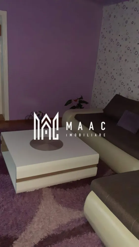 Casă Terezian I Garaj și vecinătate liniștită I Terezian - Maac Imobiliare prezintă spre vânzare o casă cu 3 camere și grădină, situată într-o zonă liniștită și bine cotată din cartierul Terezian, Sibiu. Această proprietate se remarcă prin compartimentarea funcțională, curtea îngrijită și proximitatea față de toate facilitățile urbane esențiale. Detalii proprietate: Compartimentare eficientă: Casa este formată din 3 camere luminoase, hol generos, baie și pivniță, iar bucătăria este amplasată la demisol, oferind un ambient constant și răcoros pe tot parcursul anului. Spațiu exterior amenajat: Curtea din față este pavată, perfectă pentru relaxare sau socializare, iar în partea din spate se află o zonă verde bine întreținută, ideală pentru petrecerea timpului în aer liber. Curtea este comună. Teren total: 422 mp – suficient pentru amenajări diverse, de la grădină ornamentală până la spațiu de joacă pentru copii. Beneficii și locație: Zonă rezidențială liniștită, ideală pentru familii sau persoane care apreciază confortul și intimitatea. Acces rapid către școli, grădinițe, mijloace de transport în comun, parc și alte facilități esențiale. Această proprietate reprezintă o alegere excelentă pentru cei care își doresc o locuință cu personalitate, într-o zonă matură și bine conectată a orașului. Pentru mai multe informații sau pentru a programa o vizionare, vă rugăm să specificați că ați văzut anunțul cu ID: CP2699190. }}