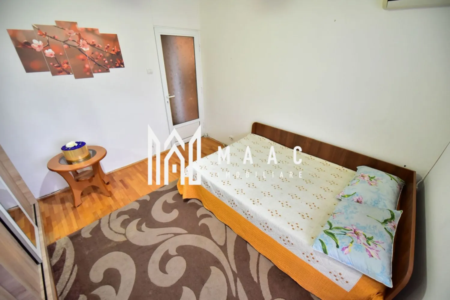 Apartament 3 Camere | 76Mp | Pivniță | Zona Turnișor - MAAC Imobiliare vă propune spre vânzare un apartament spațios cu 3 camere decomandate, situat în cartierul Turnișor, într-o zonă liniștită, în spatele magazinului Profi. Locuința este amplasată la etajul 3 din 4 într-un imobil bine întreținut, cu doar două apartamente pe fiecare etaj, oferind astfel mai multă intimitate și confort. Apartamentul are o suprafață utilă de 76 mp și dispune de pivniță mare, separată, ideală pentru depozitare. Proprietatea se remarcă prin spațiile generoase și luminozitatea naturală. Dormitoarele sunt orientate astfel încât beneficiază de soare pe tot parcursul zilei, creând un ambient plăcut și confortabil. Caracteristici principale: 3 camere decomandate suprafață utilă: 76 mp etaj 3 din 4 pivniță 15Mp, separată izolație exterioară aer condiționat imobil cu doar 2 apartamente pe etaj zonă liniștită și bine conectată la oraș Apartamentul se vinde exact ca în fotografii, fiind complet mobilat și utilat, astfel încât viitorii proprietari se pot muta imediat. Dotări incluse: mașină de spălat haine mașină de spălat vase frigider aragaz aer condiționat mobilier complet Localizare: Turnișor – în spatele magazinului Profi, Pentru mai multe detalii sau pentru a programa o vizionare, vă rugăm să ne contactați specificând ID: CP2963655 }}
