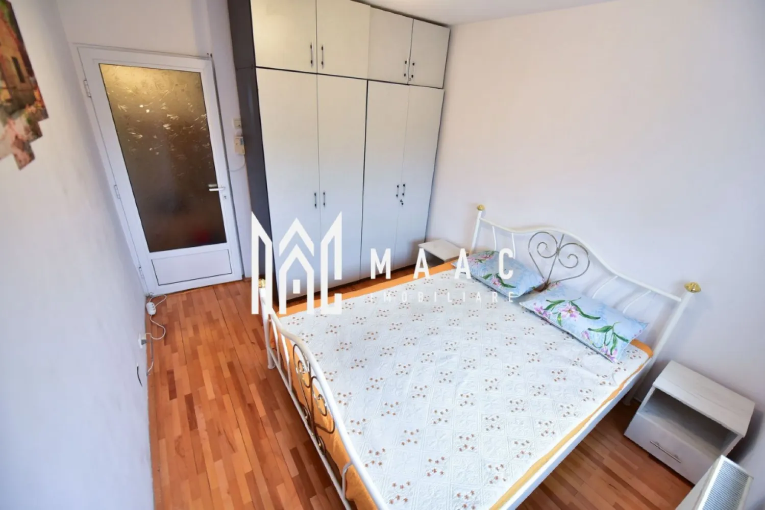 Apartament 3 Camere | 76Mp | Pivniță | Zona Turnișor - MAAC Imobiliare vă propune spre vânzare un apartament spațios cu 3 camere decomandate, situat în cartierul Turnișor, într-o zonă liniștită, în spatele magazinului Profi. Locuința este amplasată la etajul 3 din 4 într-un imobil bine întreținut, cu doar două apartamente pe fiecare etaj, oferind astfel mai multă intimitate și confort. Apartamentul are o suprafață utilă de 76 mp și dispune de pivniță mare, separată, ideală pentru depozitare. Proprietatea se remarcă prin spațiile generoase și luminozitatea naturală. Dormitoarele sunt orientate astfel încât beneficiază de soare pe tot parcursul zilei, creând un ambient plăcut și confortabil. Caracteristici principale: 3 camere decomandate suprafață utilă: 76 mp etaj 3 din 4 pivniță 15Mp, separată izolație exterioară aer condiționat imobil cu doar 2 apartamente pe etaj zonă liniștită și bine conectată la oraș Apartamentul se vinde exact ca în fotografii, fiind complet mobilat și utilat, astfel încât viitorii proprietari se pot muta imediat. Dotări incluse: mașină de spălat haine mașină de spălat vase frigider aragaz aer condiționat mobilier complet Localizare: Turnișor – în spatele magazinului Profi, Pentru mai multe detalii sau pentru a programa o vizionare, vă rugăm să ne contactați specificând ID: CP2963655 }}