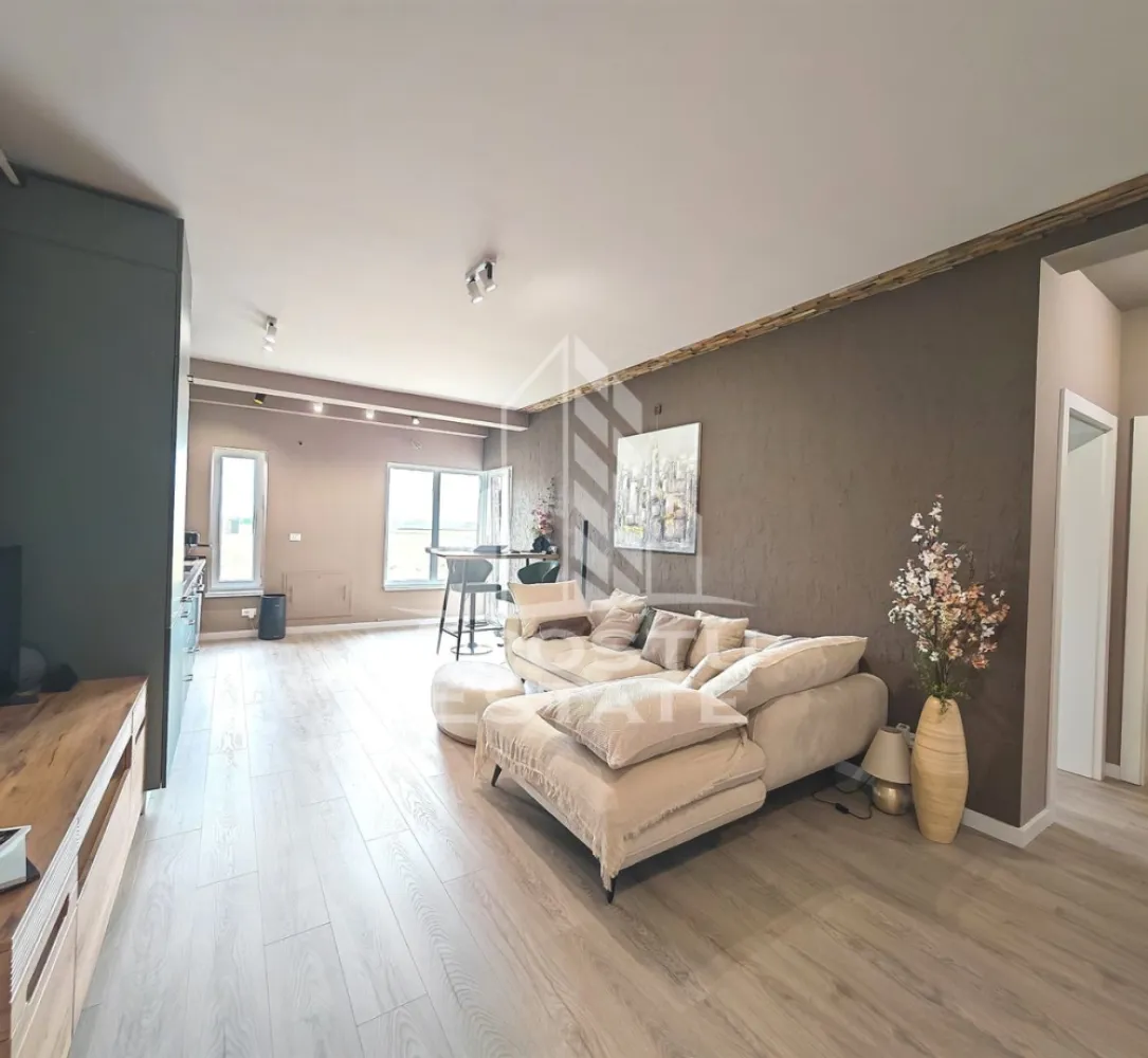 Apartament cu 2 camere de vânzare, Zona Torontalului, Timisoara - Agenţia imobiliara Apostu Estate va propune spre vânzare un apartament nou cu 2 camere ,situat în zona Torontalului,una dintre cele mai căutate zone din Timisoara . Ideal atât pentru locuinţa proprie , cat si pentru investiție 
 Imobilul este amplasat la etajul 1 din 3 cu o suprafață utilă de 52 mp și un balcon deschis de 3 mp 
 Compartimentare :
 -Bucătărie mobilată
 -Living mobilat open space cu bucătăria și ieșire pe balcon 
 -Dormitor matrimonial mobilat cu ieșire pe balcon 
 -Baie cu duș și geam la baie 
 -Balcon

 Apartamentul se vinde complet mobilat , conform pozelor
 
Confortul termic este asigurat de centrala proprie și sistemul de încălzire în pardoseală, care oferă o distribuție uniformă a căldurii și un ambient plăcut pe toată perioada sezonului rece.

 Beneficii suplimentare :
 - Compartimentare funcțională și modernă 
 - Zona liniștită perfectă pentru locuit sau investiţie
 -Geamuri Tripan 
 -Uși cu toc dublu 
 -Loc de parcare înscris în cf 

 Pentru mai multe detalii si programarea unei vizionari , va stam cu drag la dispoziţie .
 
 Agenţia imobiliara Apostu Estate vă oferă consultanta bancara gratuita prin intermediul colaboratorilor noştri pentru alegerea celui mai potrivit tip de credit , astfel încât tu să devii noul proprietar al acestui apartament
 ID INTERN: CP3209729